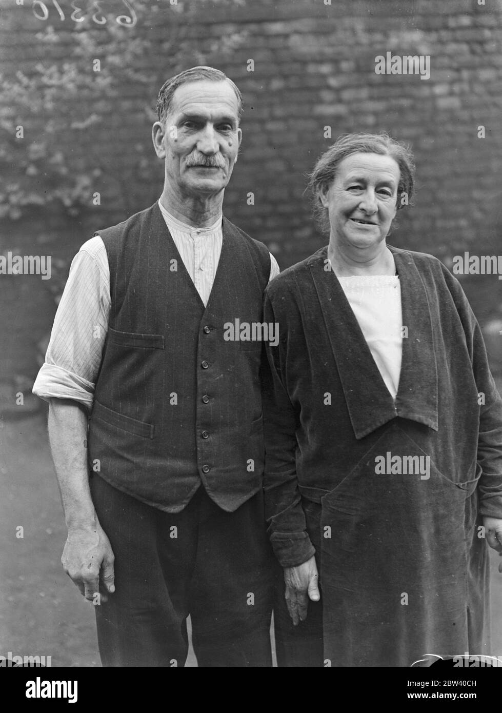 Jetzt arbeitete sie mit Dr. Crippen feiert goldene Hochzeit . Miss Annie Watson von Georgiana Street, Camden Town, eine ehemalige Krankenschwester, die mit Dr. Hawley Crippen, der Giftmischer arbeitete, und war ein Freund von Miss Ethel le Neve, feiert ihre goldene Hochzeit. Sie beschreibt Crippen als milden, gut manierierten Mann und extrem höflich. Crippen war der erste Mann, der mittels Radio verhaftet wurde. Er wurde an Bord eines transatlantischen Linienschiffes nach einer von England übermittelten Nachricht verhaftet. Foto zeigt, Miss Annie Watson und ihr Mann fotografierten an ihrem goldenen Hochzeitstag in ihrer Camden Town Stockfoto