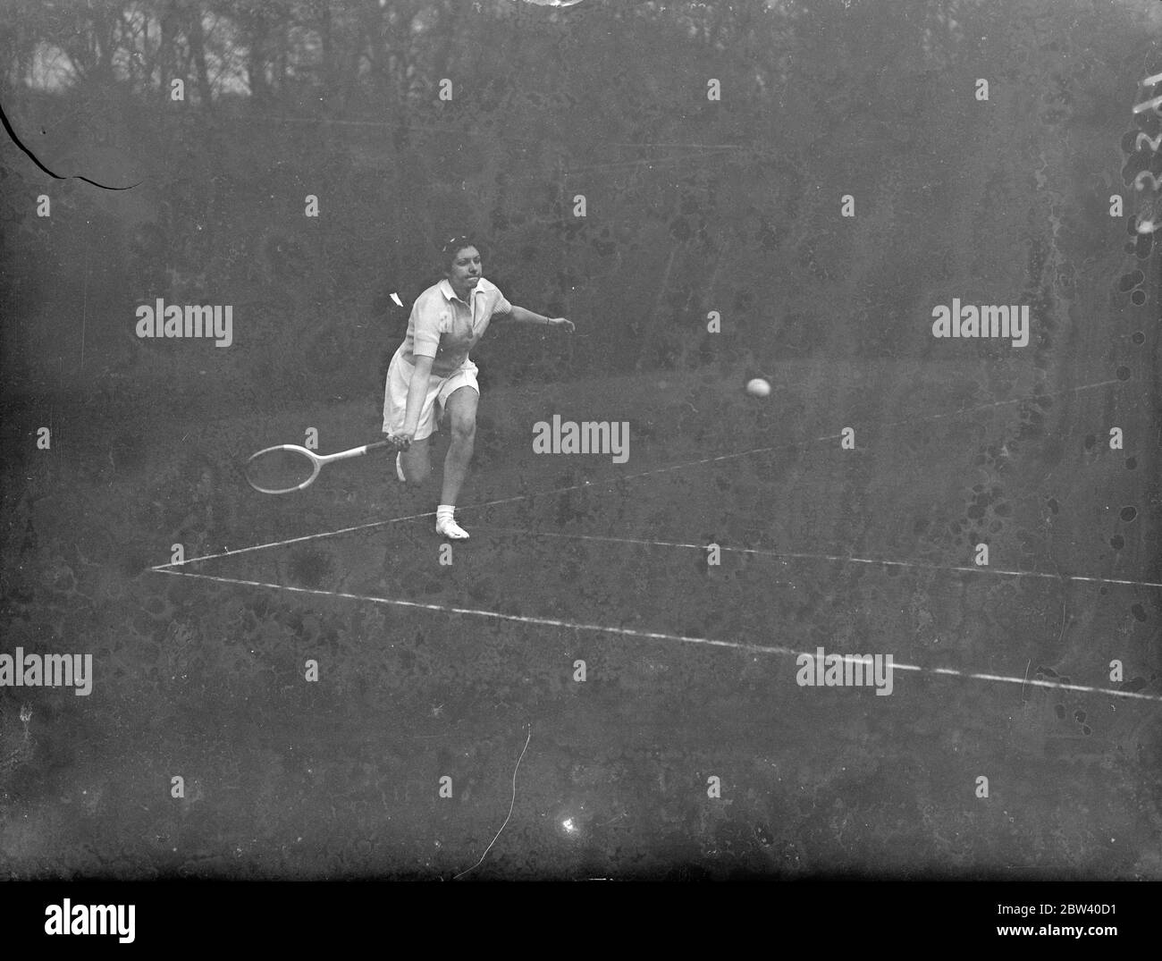 Miss P Lannon nimmt an Melbury Clubs Turnier Teil. Führende Tennisspieler, Männer und Frauen, werden sich für Wimbledon in der Melbury Clubs Turnier in Kensington. Dieses Turnier ist der erste Tryout von echten Rasen Tennis Stärke in dieser Saison. Foto zeigt, Miss P Lannon im Spiel gegen Frau Palfi. 12. April 1937 Stockfoto