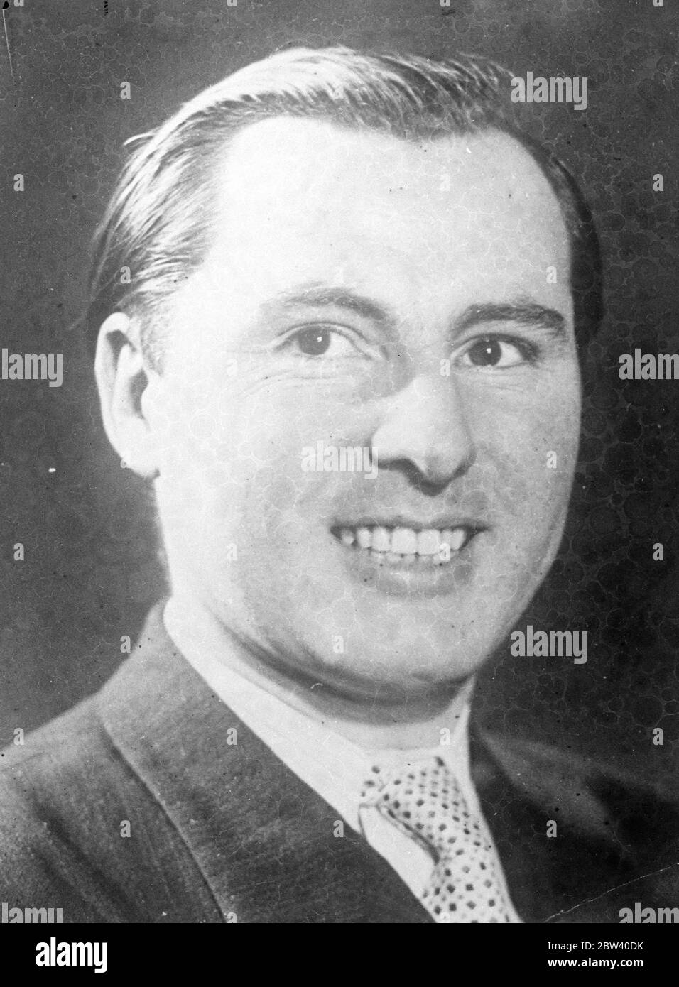 Neue Bilder von Belgier Ranist Führer . Herausforderungen Premier in politischen Juwel morgen . Ein neues Bild von M Leon Degrelle , Führer der belgischen Rexist ( semi - faschistischen ) Partei , der den Premier kämpft , M van Zealand , in der bedeutendsten Nachwahl in Belgien politische Geschichte in Brüssel morgen ( Sonntag ) . M Degrelle befahl einem seiner Anhänger, seinen Sitz zu verlassen und den Premier zu fordern, sich bei den Wahlen gegen ihn zu stellen. Obwohl seine Niederlage wahrscheinlich bedeuten würde, dass sein Kabinett den Untergang M van Zealand nahm die Herausforderung 10 April 1937 Stockfoto