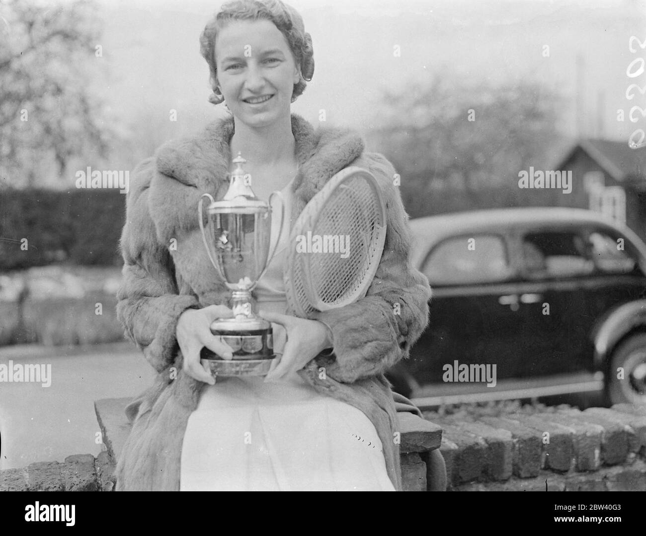 Mary Hardwick gewinnt den Titel im Roehampton Turnier. Kay Stammers im Auto-Smash vor dem Spiel. Obwohl sie auf dem Weg zum Spiel an einem Autoabsturz beteiligt war, spielte Miss Kay Stammers Miss Mary Hardwick im Finale der Roehampton Holocaust Tennis Championships, wurde aber 8 - 6 , 7 - 5 geschlagen. Foto zeigt, Mary Hardwick mit der Tasse. 10. April 1937 Stockfoto
