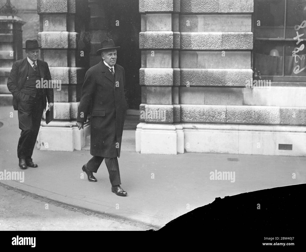 Lord Ashfield im Arbeitsministerium Busstreik Drohung Diskussionen. Vertreter der 45,000 Londoner Busmen bei der Sitzung des Londoner Passenger Transport Board im Arbeitsministerium, um den drohenden Streik zu diskutieren. Die Konferenz war das Ergebnis einer Einladung des Arbeitsministeriums. Wenn keine Einigung erzielt wird, wird die Arbeit am Freitag um Mitternacht eingestellt. Foto zeigt: Lord Ashfield, Leiter des Londoner Verkehrs, Ankunft im Arbeitsministerium. 26. April 1937 Stockfoto