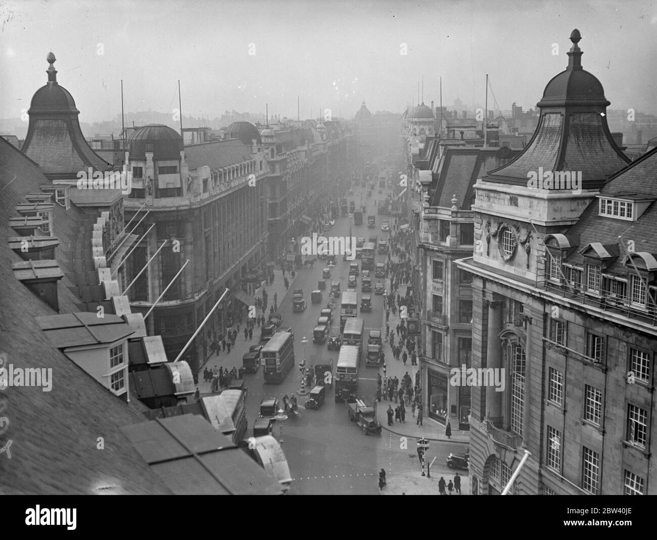 Allgemeine Szene einer London Street, viel Verkehr: Autos, Busse, Pferdekutschen, etc [? Nach der Krönungsprobe. ?] [25. April 1937 ?] Stockfoto