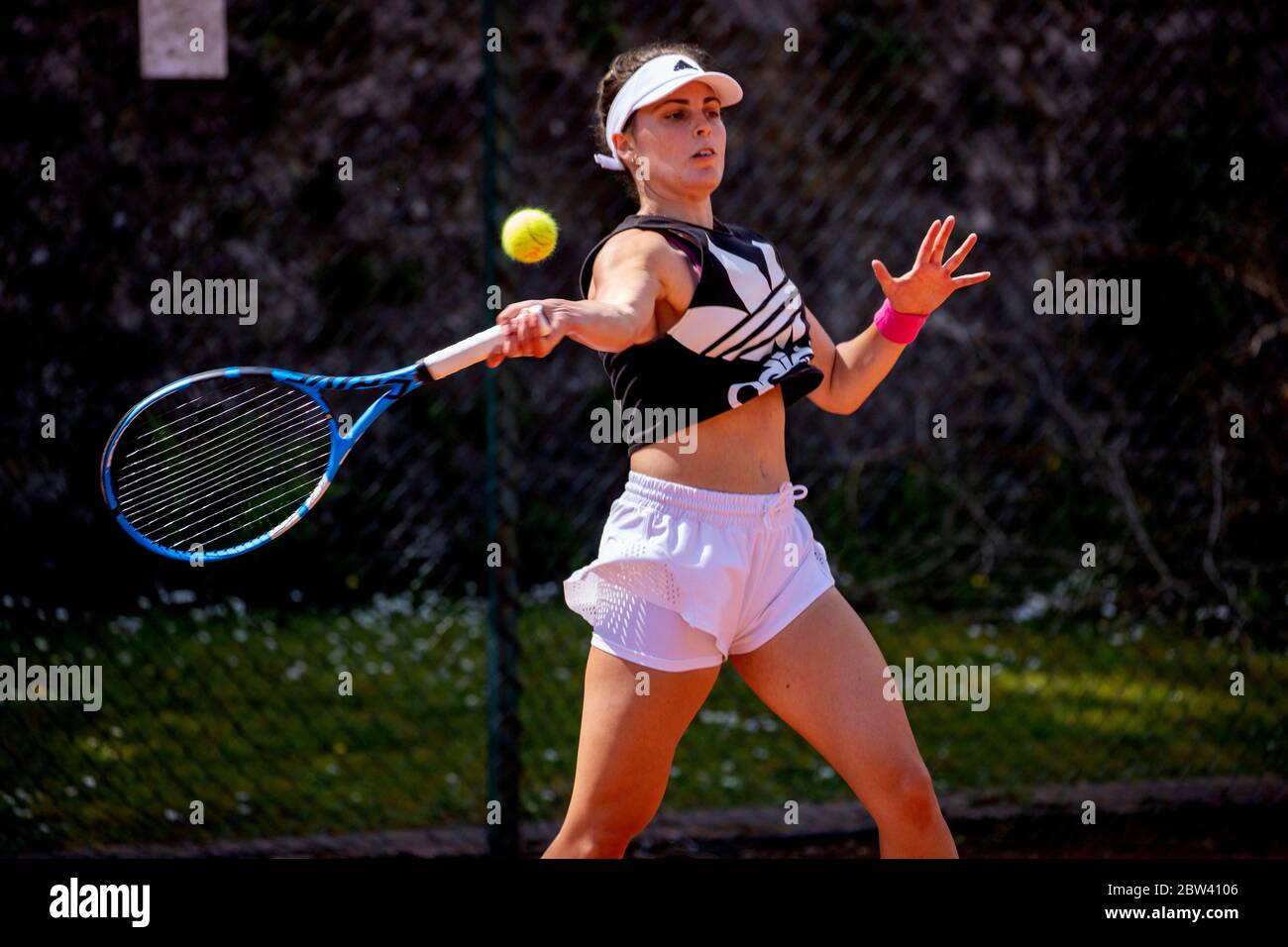 Die britische Tennisspielerin Maia Lumsden in Aktion im Bridge of Allan  Tennis Club, da die Menschen ihre Familie und Freunde im Freien treffen und  wieder Sport wie Golf und Tennis spielen können,