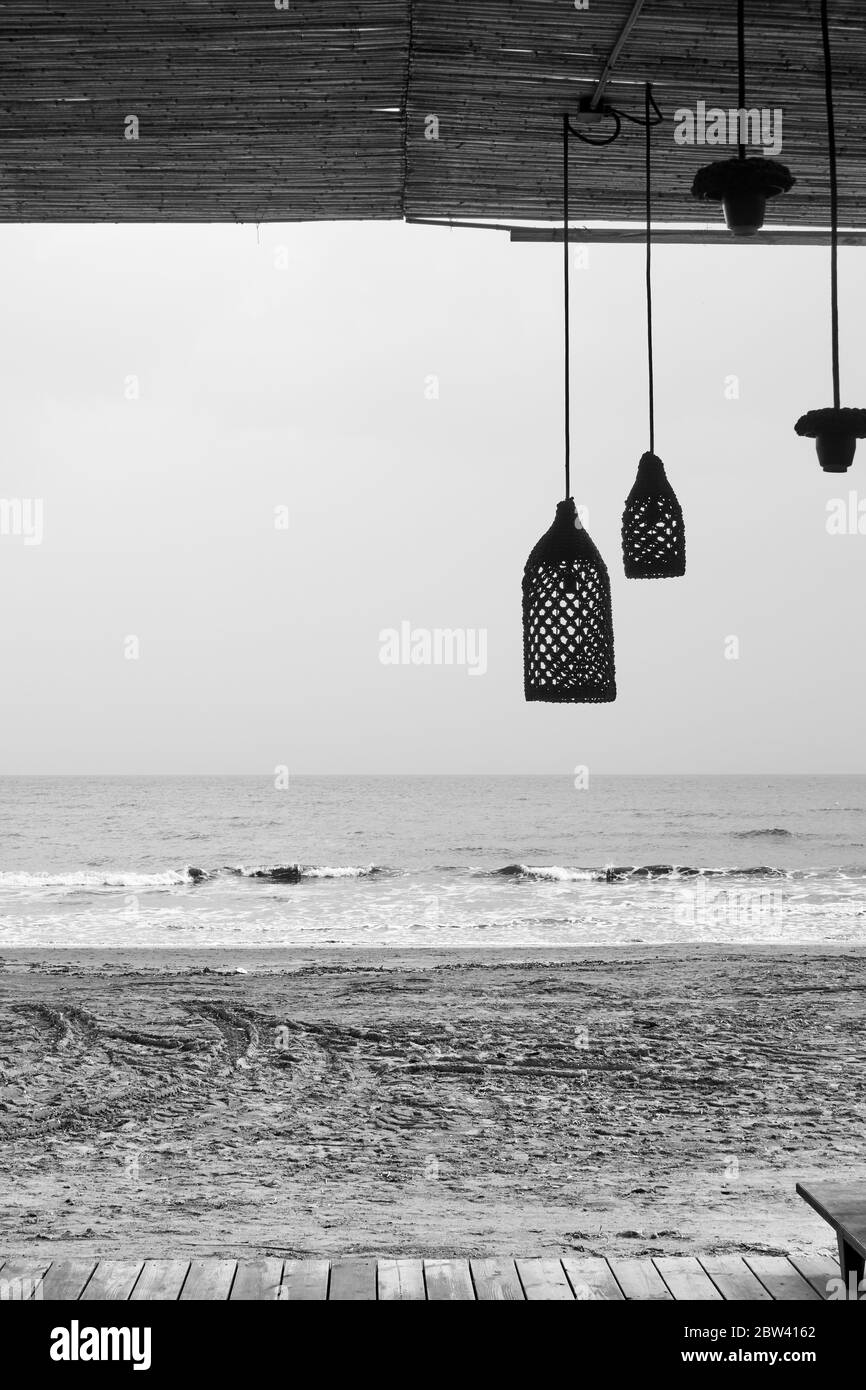 Menschenleere Strandbar am Meer - Schwarz-Weiß-Fotografie Stockfoto