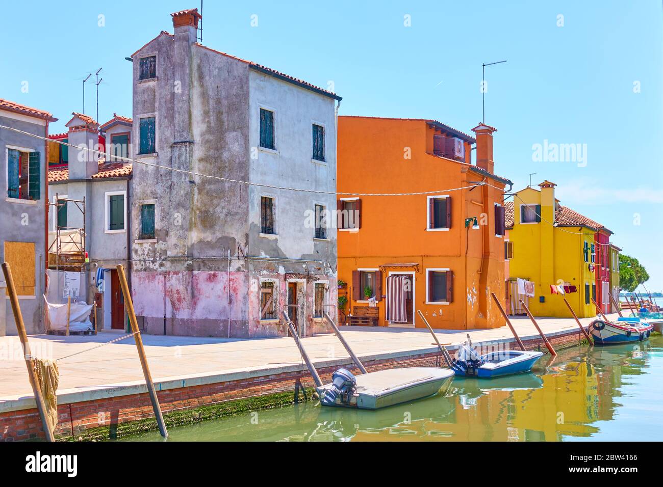 Kanal mit Booten und bunten Häusern in Burano Insel am Sommer sonnigen Tag, Venedig, Italien Stockfoto
