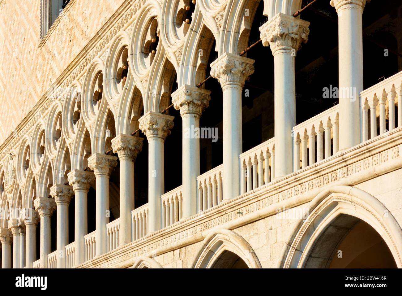 Säulenperspektive des Dogenpalastes in Venedig, Italien. Stockfoto