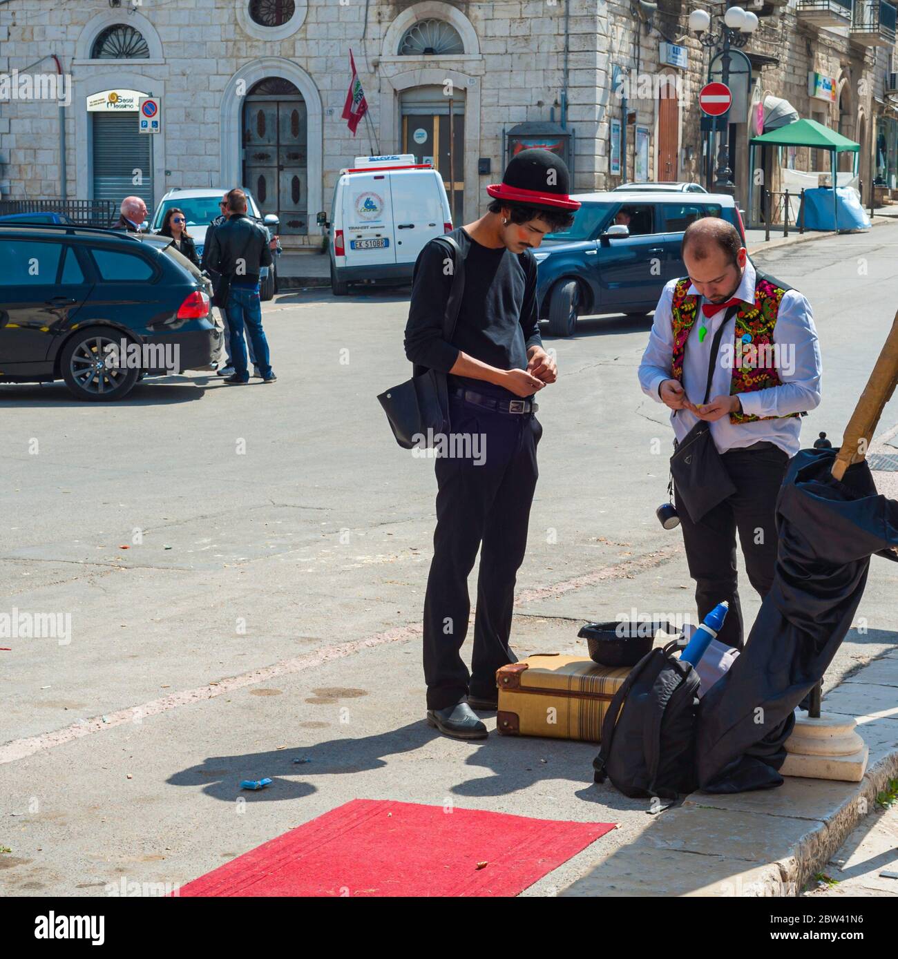 Minervino Murge, Italien - 25. April 2016: Straßenkünstler teilen ihre Einnahmen nach einem Tag voller Auftritte in den Straßen von Minervino Murge, Apulien. Es Stockfoto
