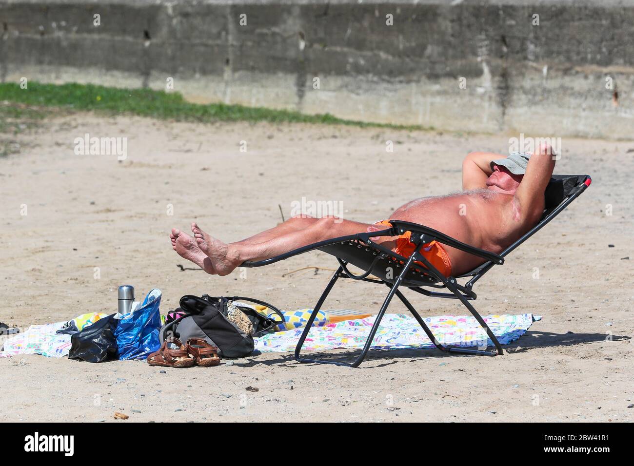 Troon, Großbritannien. Mai 2020. Da die lokalen Temperaturen auf mindestens Mitte 20 C steigen und mit der Entspannung der covid 19 Lockdown Maßnahmen, die Menschen wieder an den Strand zurückkehren. Zum Vergnügen, während versuchen, soziale Distanz zu halten. Kredit: Findlay/Alamy Live News Stockfoto