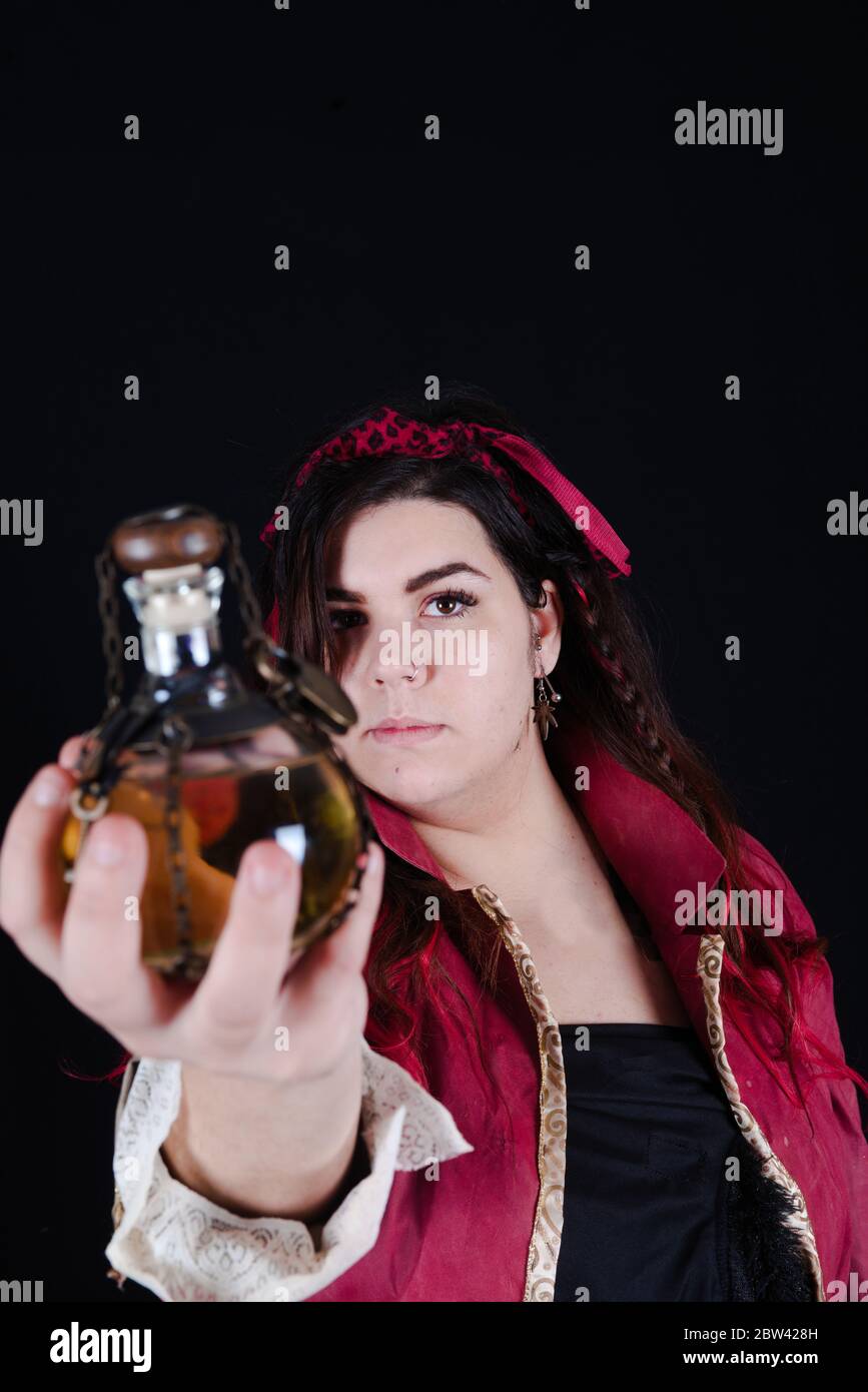 Piratenmädchen mit roter Jacke auf schwarzem Hintergrund Stockfoto