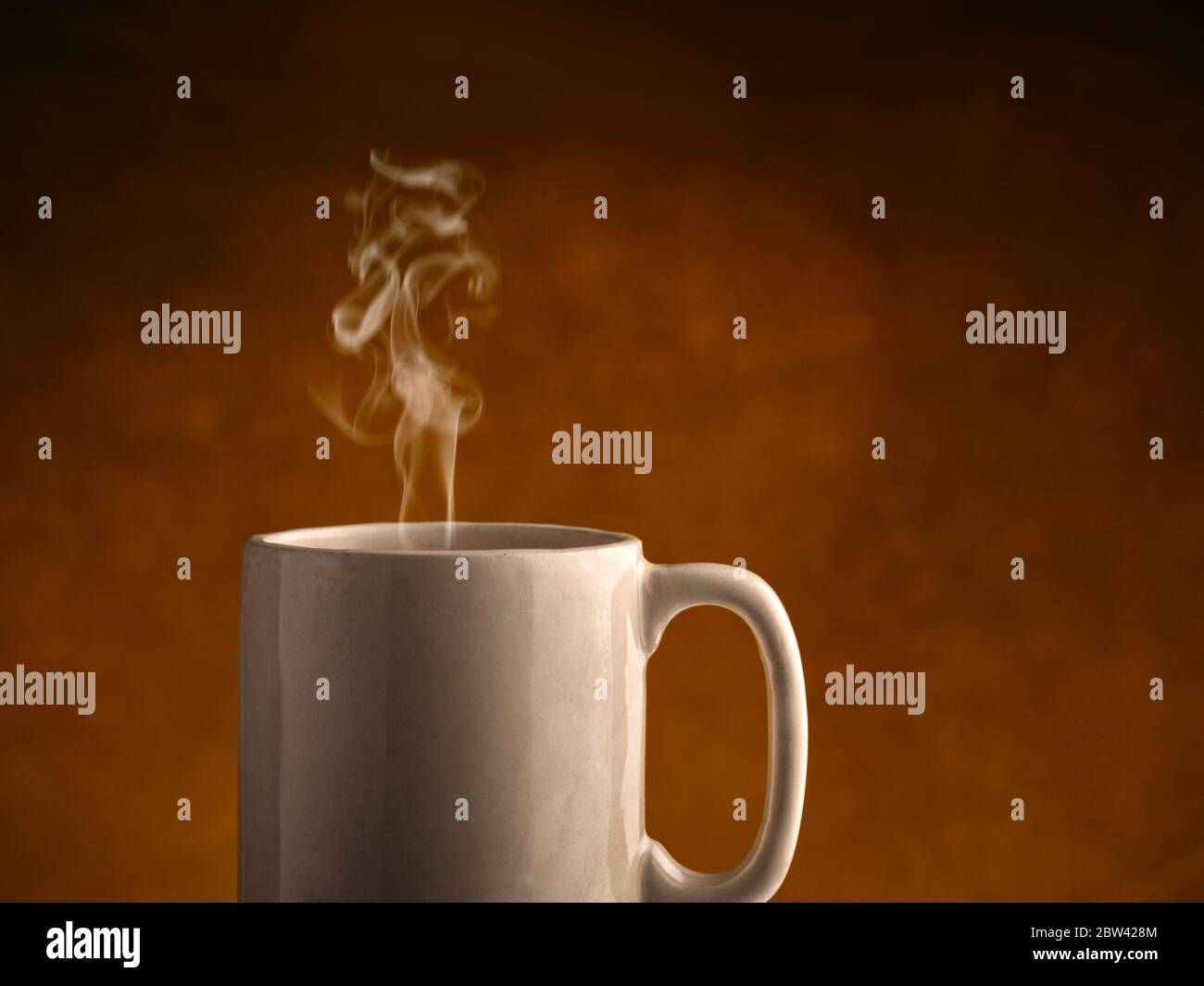 Kaffeebecher mit Dampfstoß Stockfoto