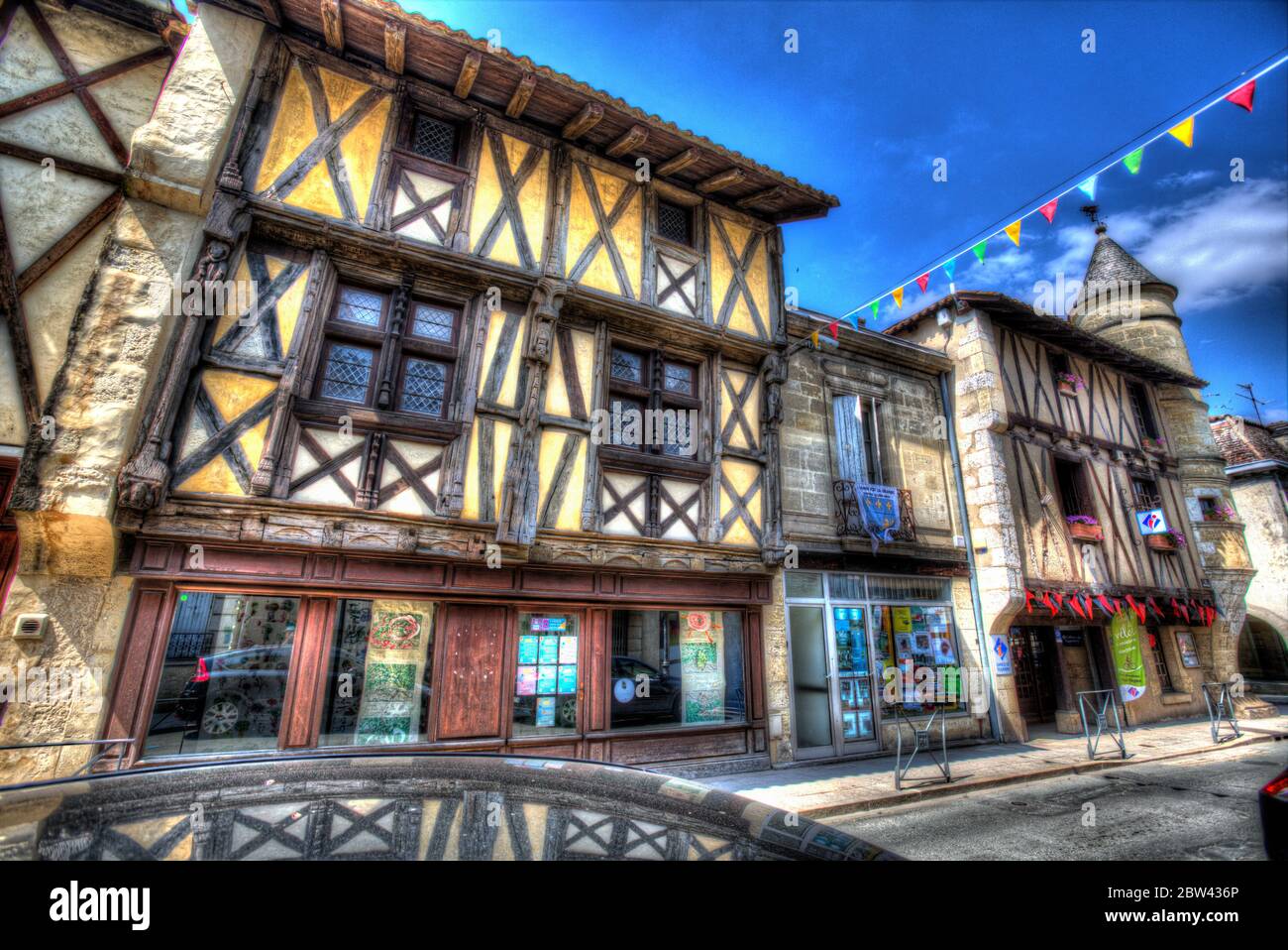 Sainte-Foy-la-Grande, Frankreich. Malerische Ansicht des 15. Jahrhunderts Fachwerkhaus liegt in Sainte-Foy-la-Grande Rue de la Republique. Stockfoto