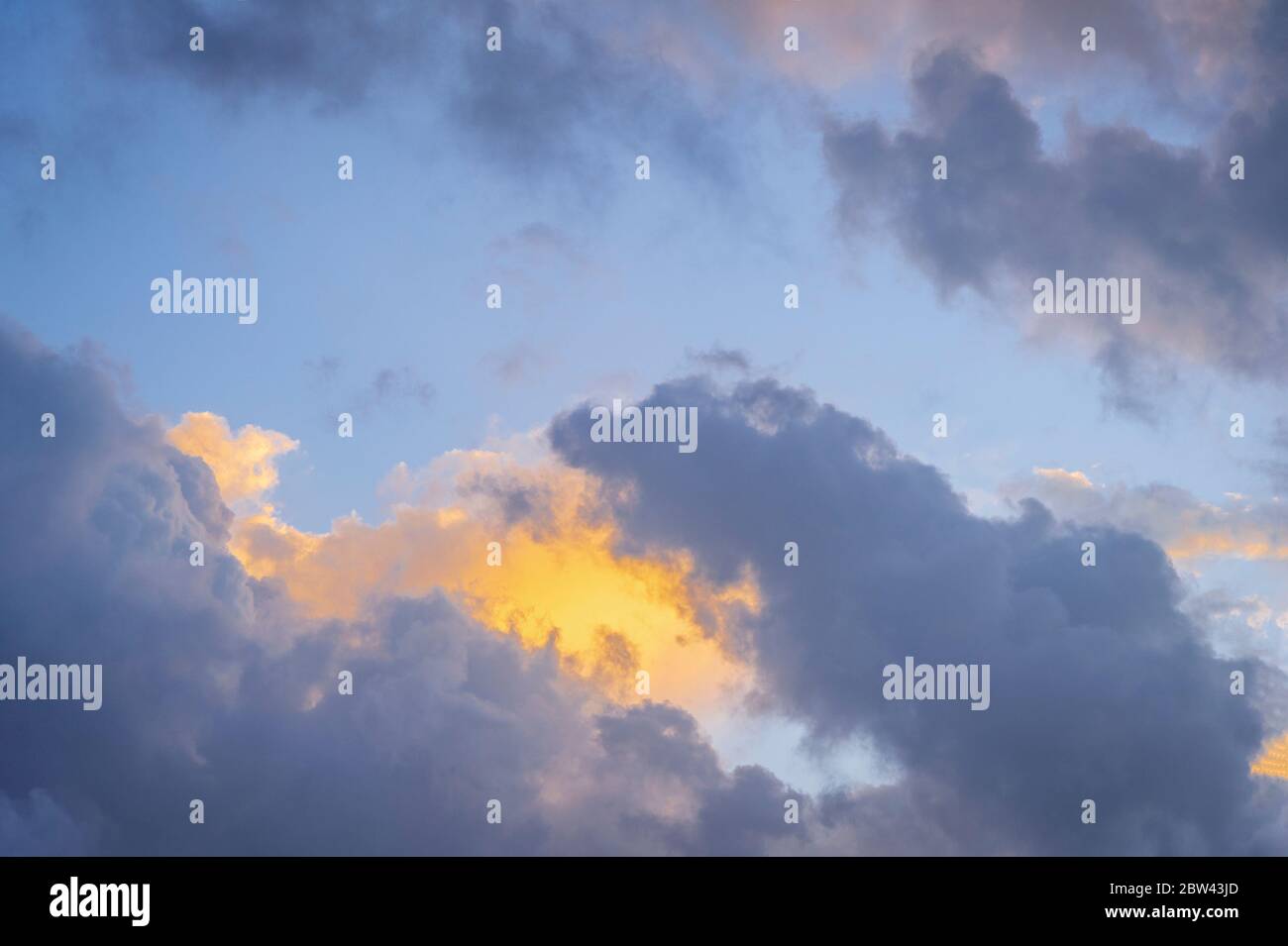 Wolken bei Sonnenuntergang Stockfoto