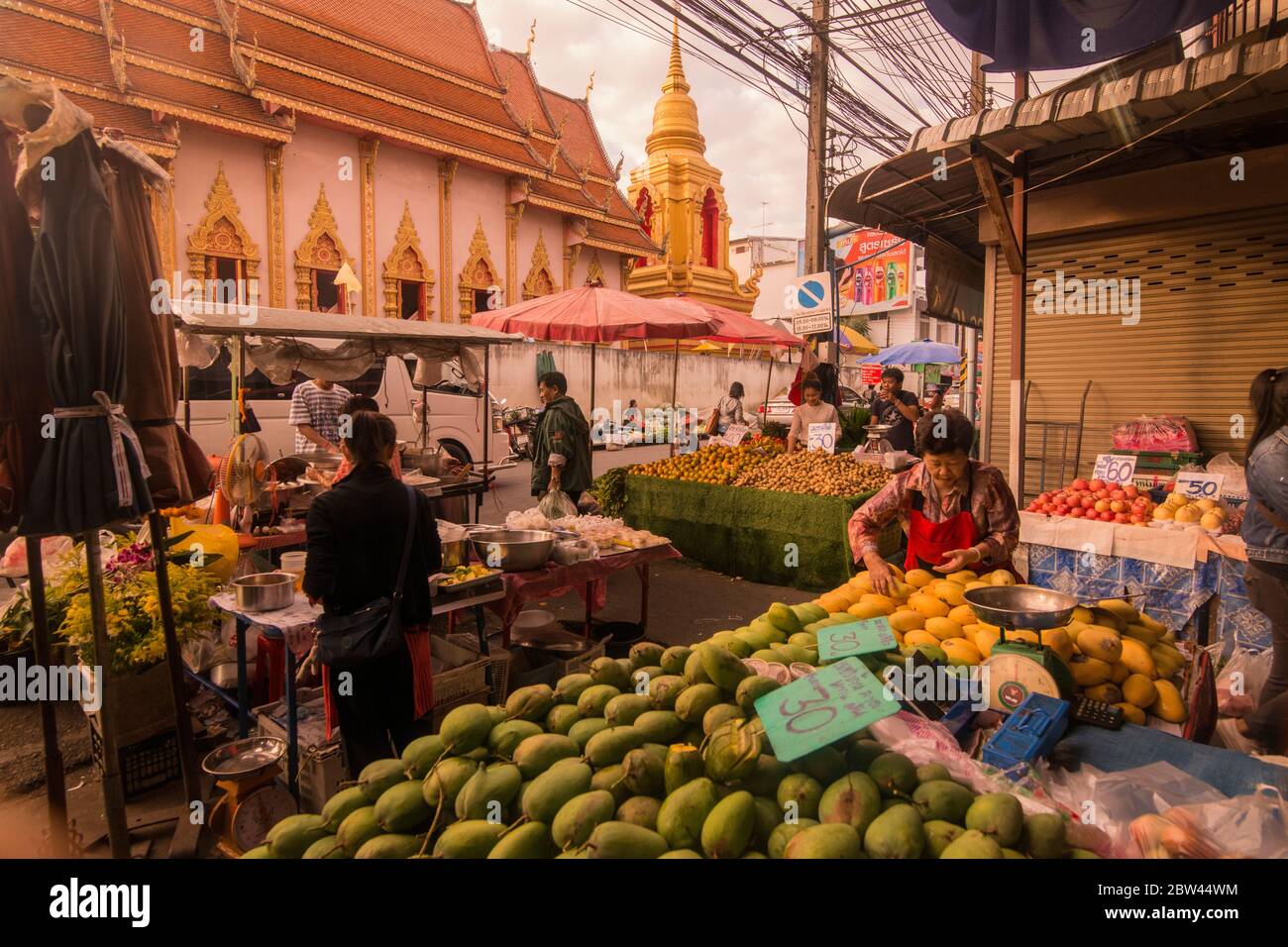 Die Marktstraße des Kad Luang Market in der Stadt Chiang Rai in Nordthailand. Thailand, Chiang Rai, November 2019 Stockfoto