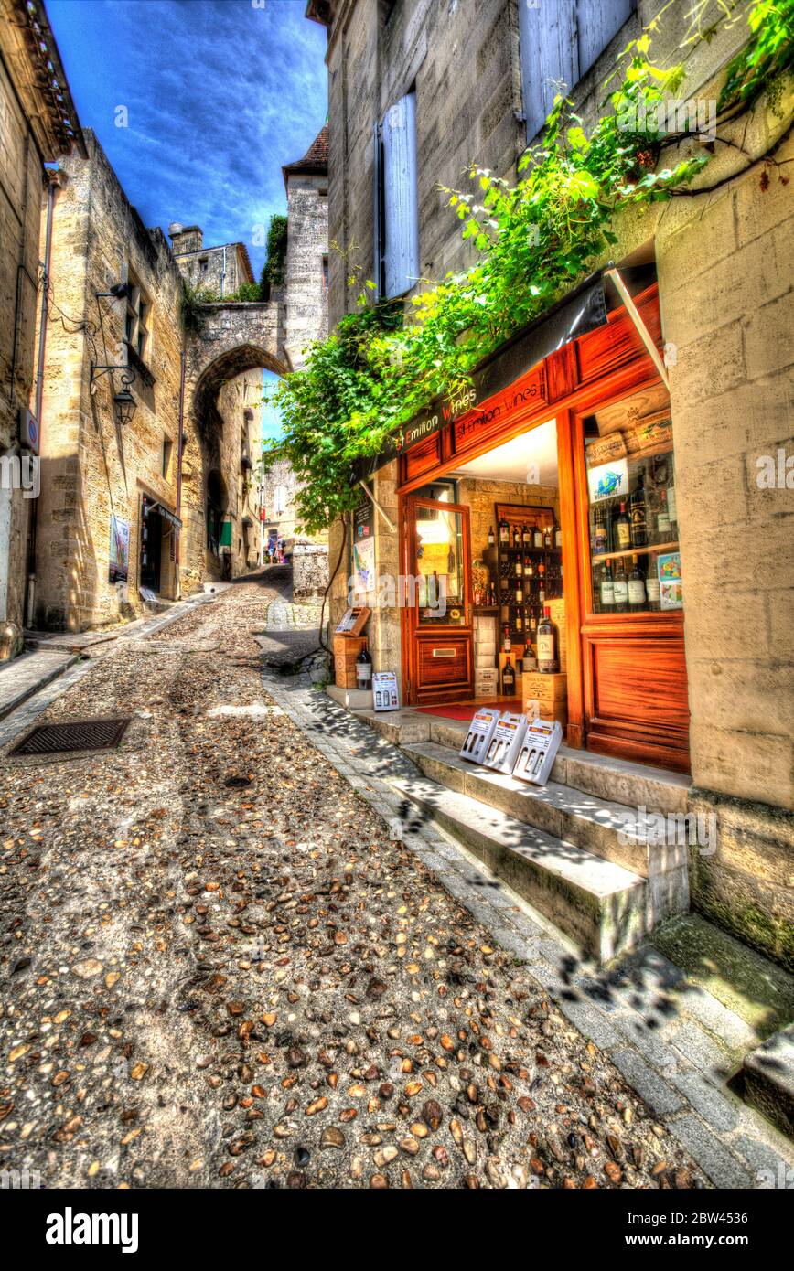 Stadt Saint-Emilion, Frankreich. Künstlerische Ansicht der Weinläden in der Rue de la Cadene von St. Emilion. Stockfoto