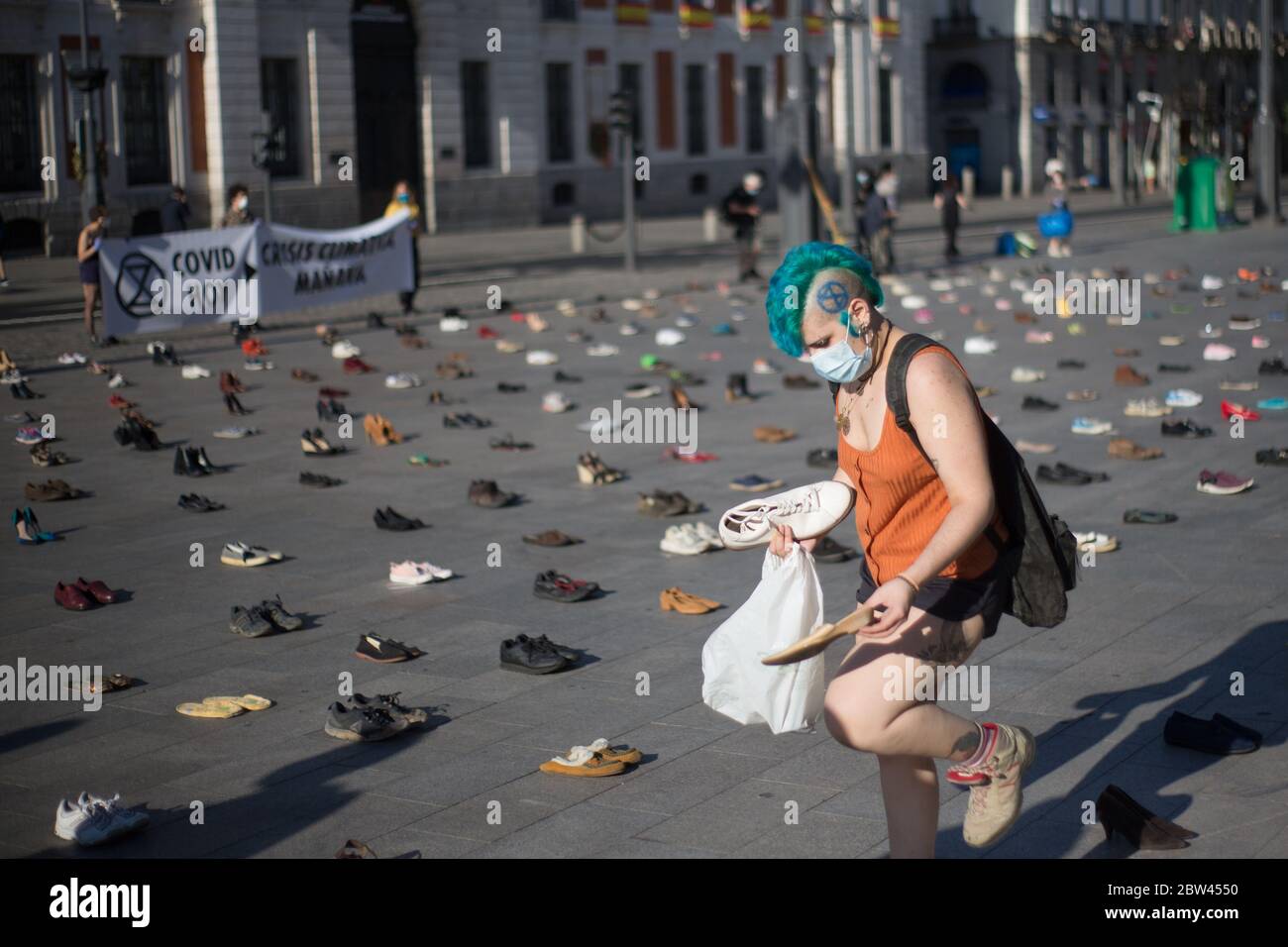 Madrid, Spanien. Mai 2020. Ein Aussterben Rebellion Aktivist Proteste an Madrid Puerta del Sol (Foto von Fer Capdepon Arroyo/Pacific Press/Sipa USA) Quelle: SIPA USA/Alamy Live News Stockfoto