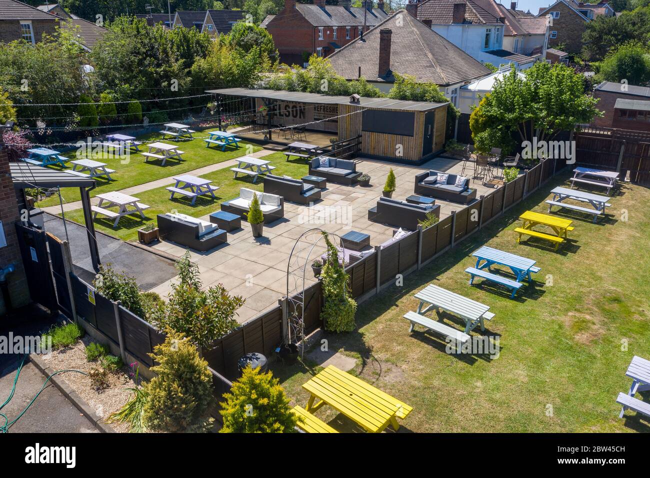 Brentwood, Essex, Großbritannien. Mai 2020. Während Premierminister Boris Johnson die Sperrbeschränkungen für COVID-19/Coronavirus weiterhin lockert, enthüllt das Pub Brave Nelson in Brentwood seinen neuen Freiraum mit allen sozialen Distanzierungsmaßnahmen. Vermieter Paul hofft, wieder für die Öffentlichkeit am 4. Juli nach dem für mehr als zwei Monate geschlossen. Kredit: Ricci Fothergill/Alamy Live News Stockfoto