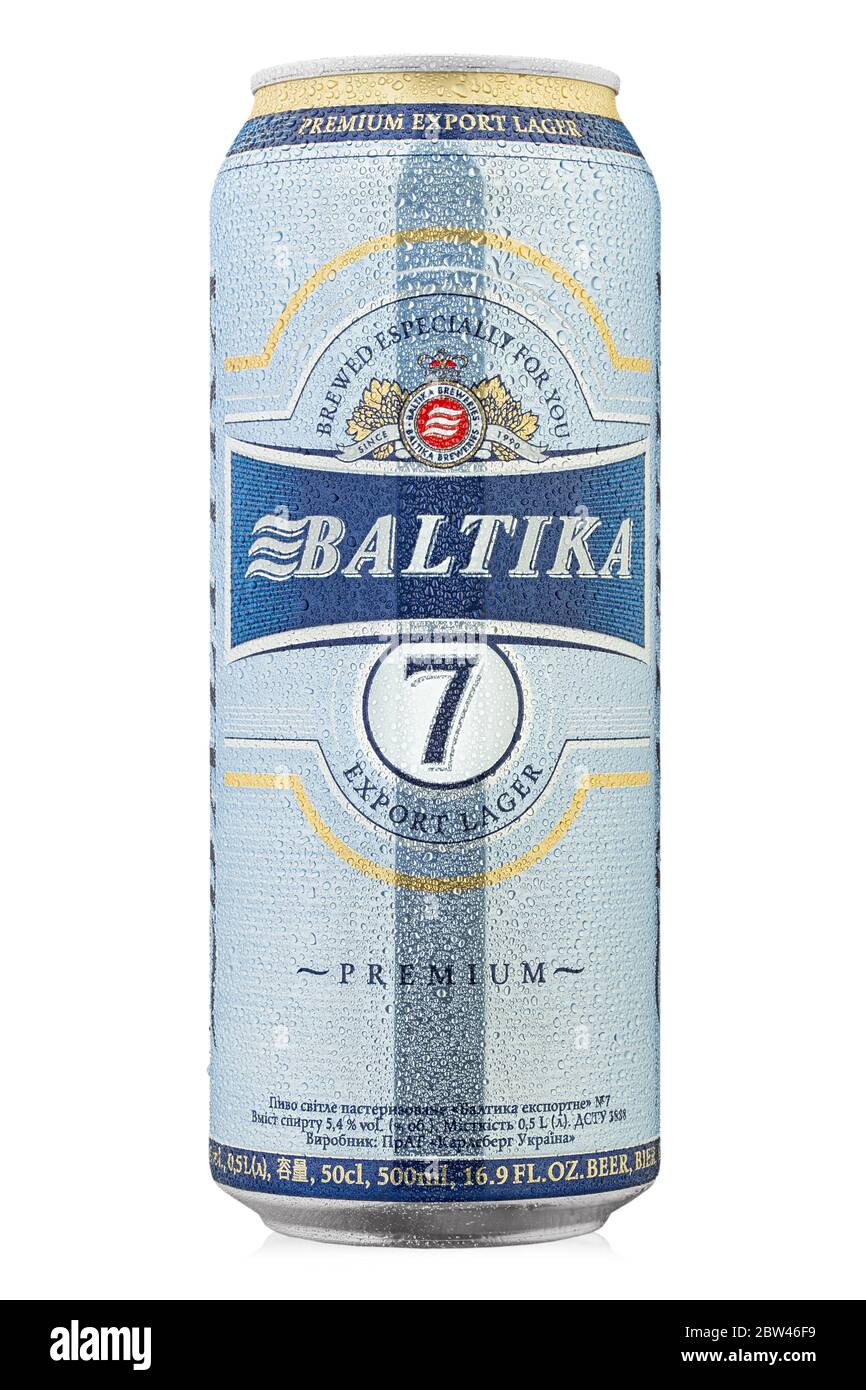 Ukraine, Kiew - Februar 10. 2020: Aluminiumkisse des Baltika Lager Bieres Nummer Sieben Premium auf weißem Hintergrund. Baltika ist die zweitgrößte Brauerei Stockfoto