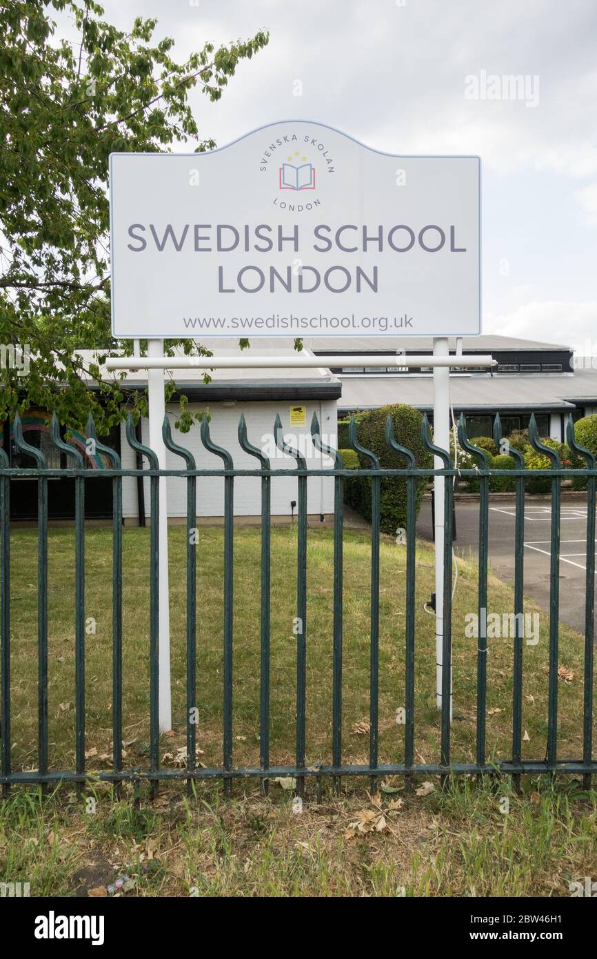 Beschilderung vor der Swedish School, Barnes, London, Großbritannien Stockfoto