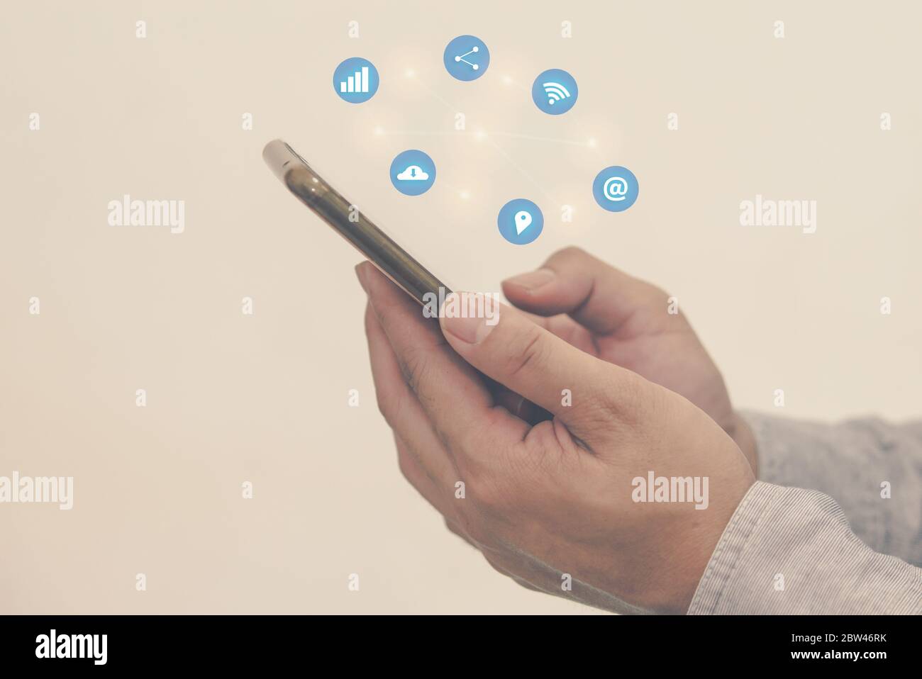 Mann mit der Hand hält ein Smartphone in sozialen Medien.Digitales Netzwerkkonzept. Stockfoto