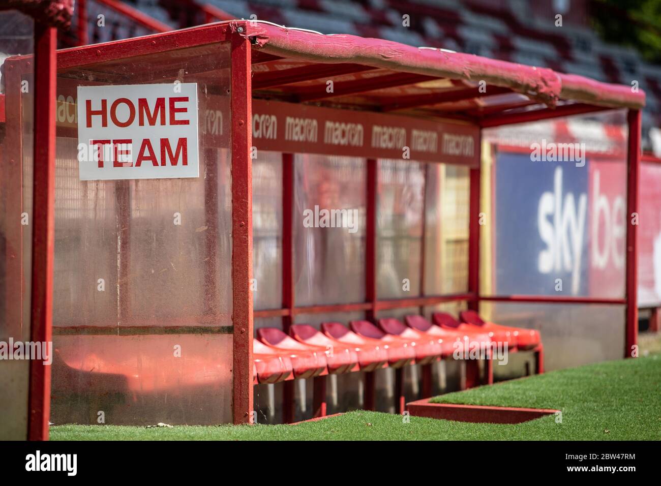 Leerer Heimmannschaftskampf im Fußballstadion der unteren Liga, im Sommer Sonnenschein Stockfoto