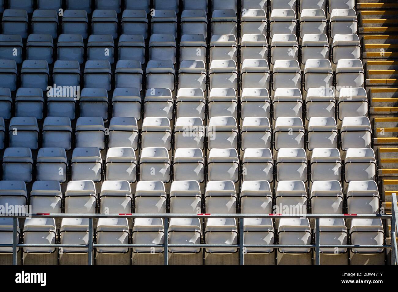 Nahaufnahme von leeren Sitzplätzen im Sportstadion bei Sonnenschein Stockfoto