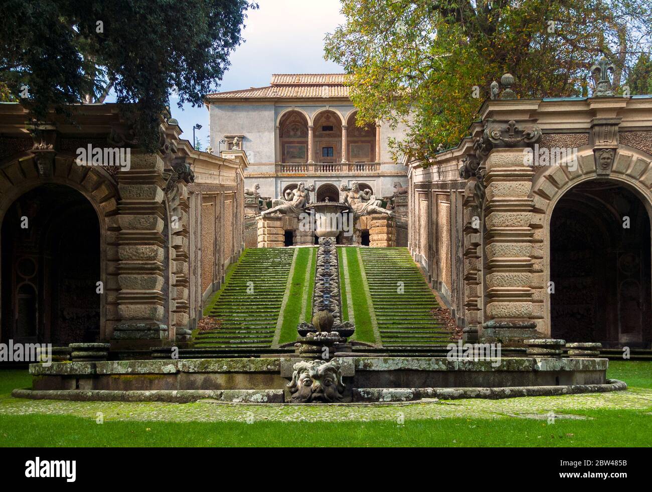 Caprarola, Farnese Palast, Italien: Der Garten der Villa mit der Casina des Vergnügens, einem kleinen Sommerhaus, umgeben von Statuen und Brunnen. Stockfoto Caprarola, Farnese Palast, Italien: Der Garten der Villa mit der Casina des Vergnügens, einem kleinen Sommerhaus, umgeben von Statuen und Brunnen. Stockfoto