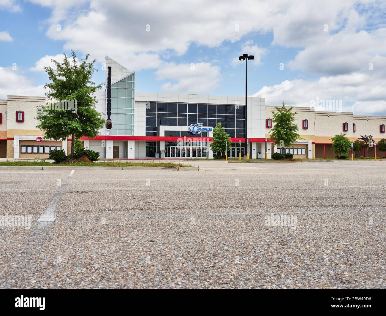 Leerer Parkplatz eines geschlossenen großen Kinos oder Kinos während der Covid 19 Pandemie (Corona Virus), in Montgomery Alabama, USA. Stockfoto
