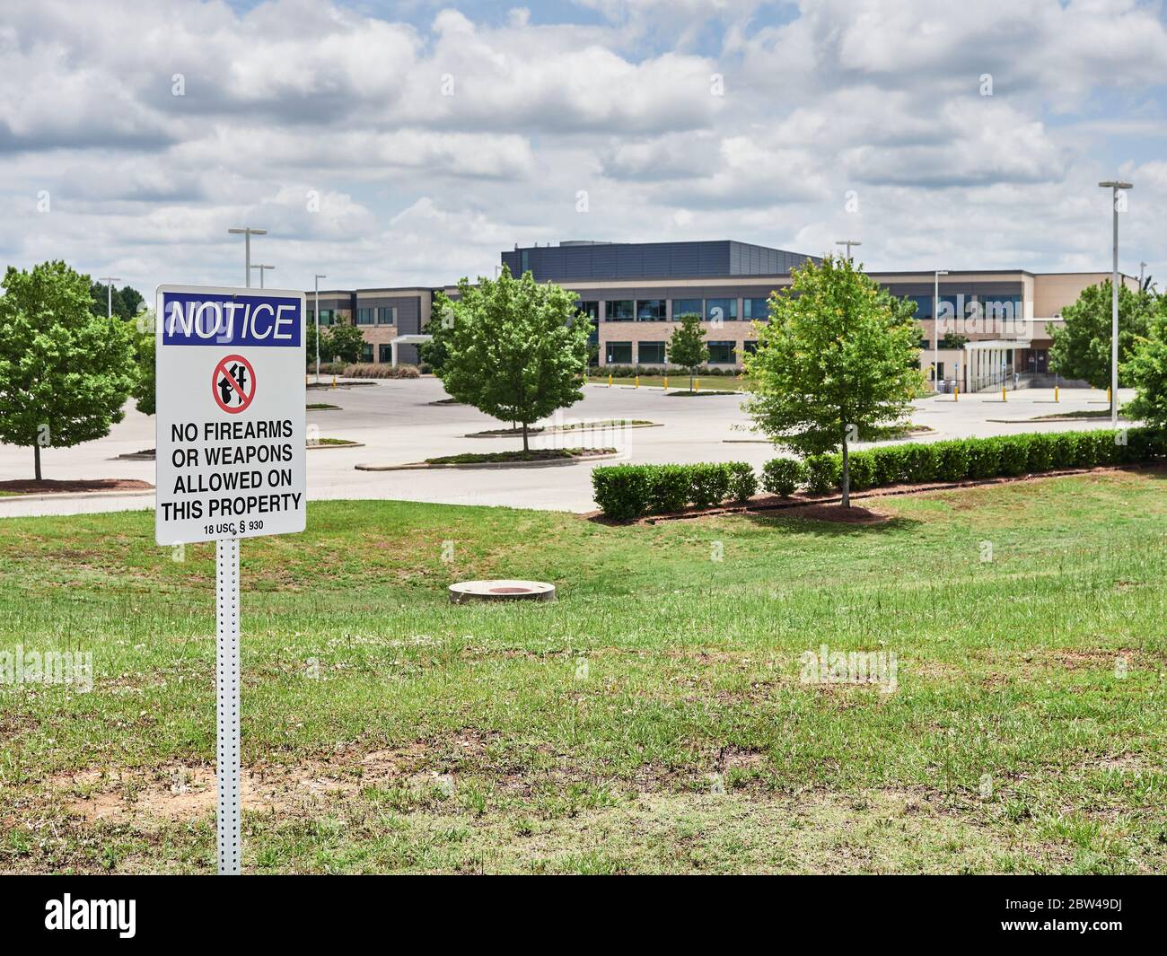 Keine Schusswaffen oder Waffen Schild am Eingang zum Parkplatz des Bundesregierungsgebäudes in Montgomery Alabama, USA. Stockfoto