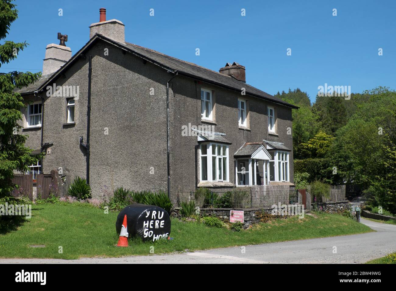 Schild an Besucher im Lake District richtet lautet: "Y R U hier" und "nach Hause gehen". Gesehen neben Bauernhof im Grizedale Wald am 28. Mai 2020 Stockfoto