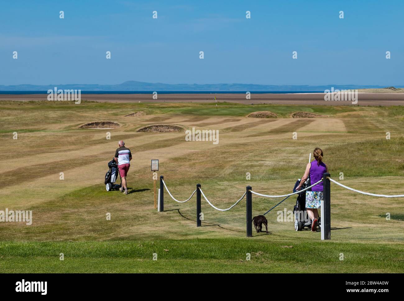 Ein Paar, das Golf im Golf Club Reopening spielt, Kilspindie Golf Course, Aberlady, Schottland, Großbritannien Stockfoto