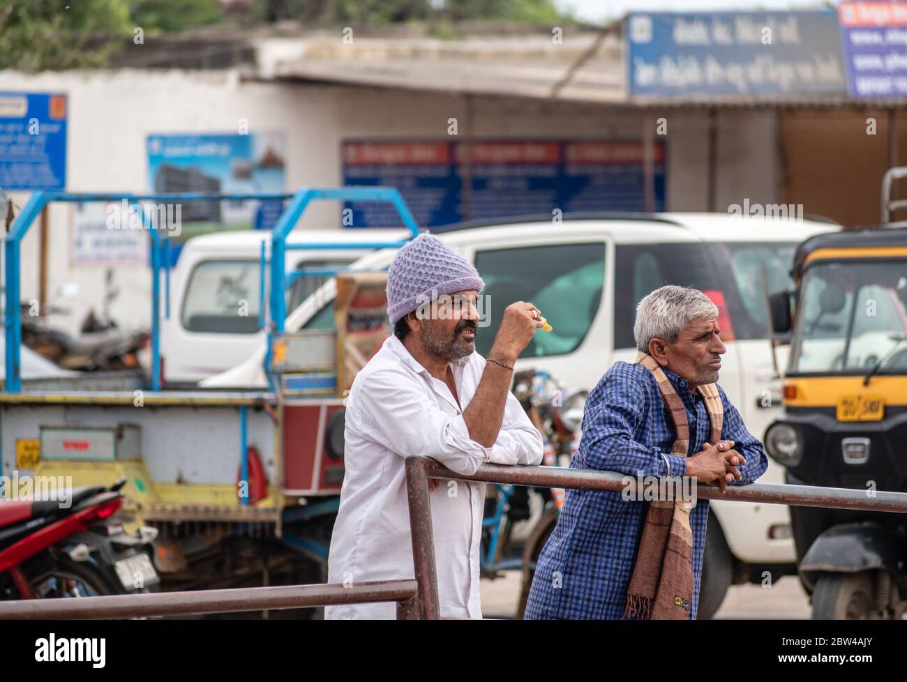 Somnath, Gujarat, Indien - Dezember 2018: Ein ehrliches Porträt eines indischen Mannes mit Schnurrbart und Stoppeln, der neben einem anderen Mann steht. Stockfoto