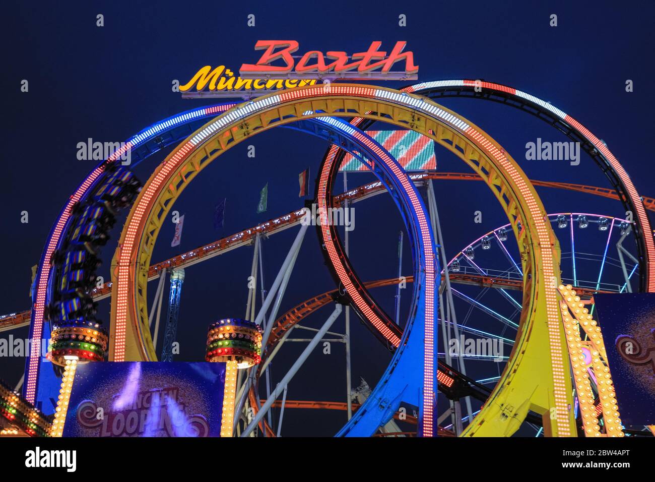 Barth's Olympia Looping, oder München Looping bei Nacht, beleuchtete, größte tragbare Stahl-Achterbahn der Welt im Winter Wonderland, Hyde Park, Stockfoto