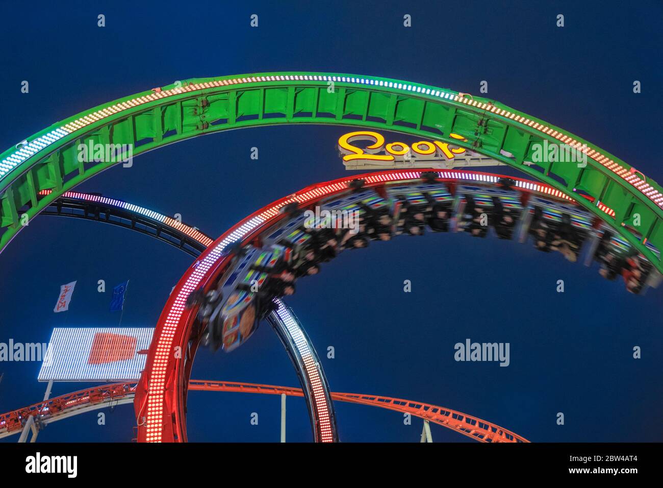 Barth's Olympia Looping, oder München Looping bei Nacht, beleuchtete, größte tragbare Stahl-Achterbahn der Welt im Winter Wonderland, Hyde Park, Stockfoto