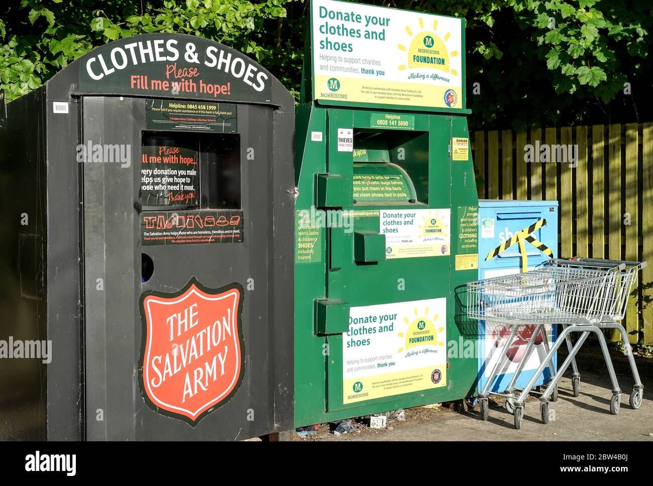 Öffentliche Recycling-Stelle im Freien in Morrison's Parkplatz für unerwünschte Kleidung und Schuhe, Großbritannien Stockfoto