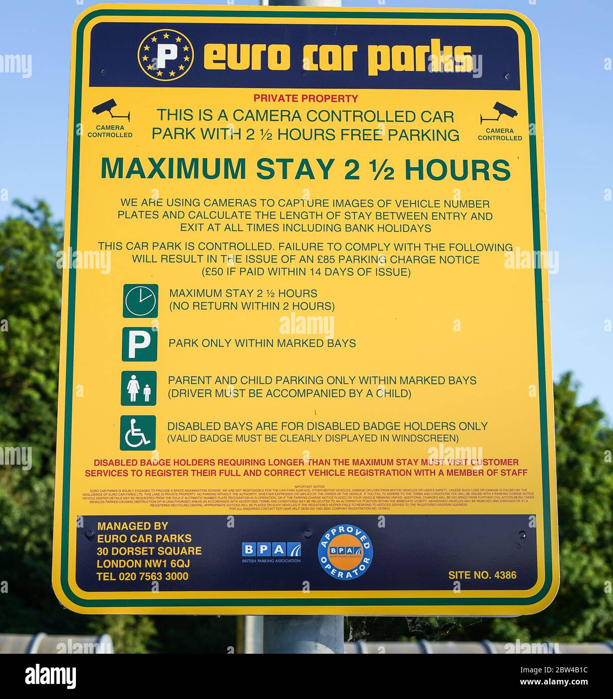 Nahaufnahme von Euro-Parkplätzen Schild isoliert im Freien in UK Supermarkt informieren Kunden über die zweieinhalb Stunden Frist. Stockfoto