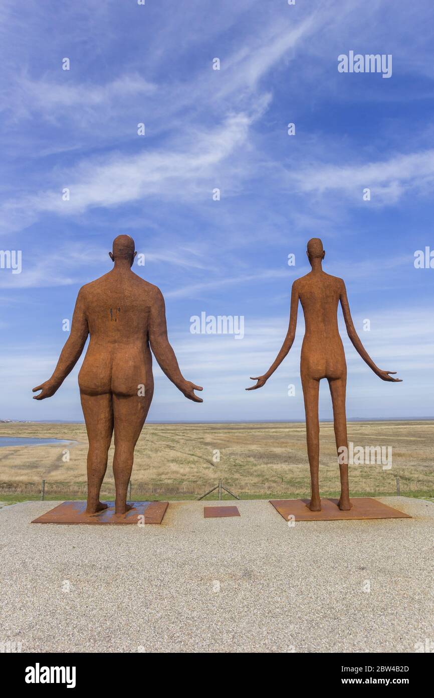 Statue eines Mannes und einer Frau auf einem Deich in Friesland, Niederlande Stockfoto