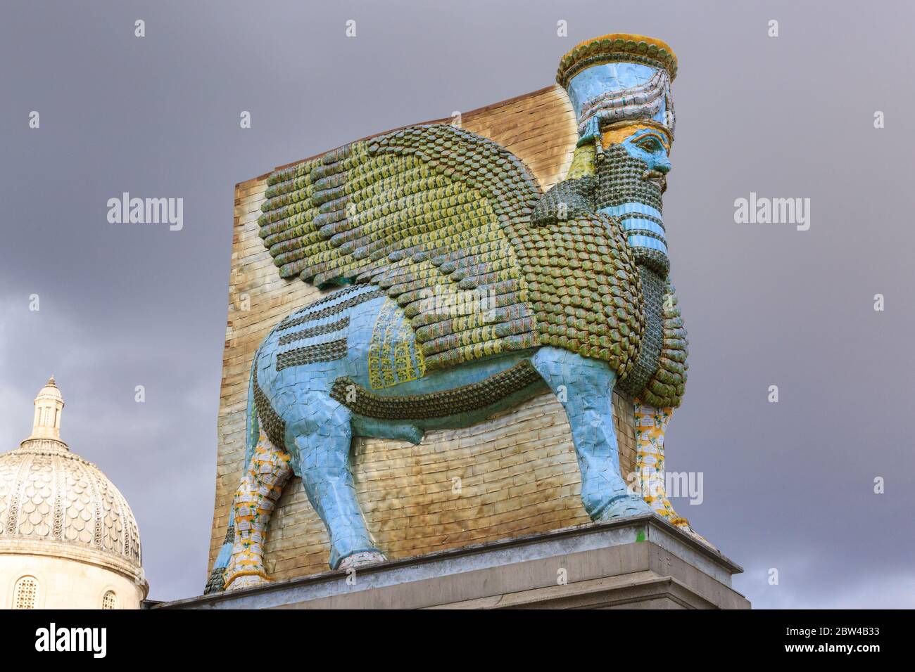 Statue "der unsichtbare Feind sollte nicht existieren" und Neuerschaffung des mythischen Tieres von Michael Rabowitz auf dem vierten Sockel des Trafalgar Square, London, Großbritannien Stockfoto