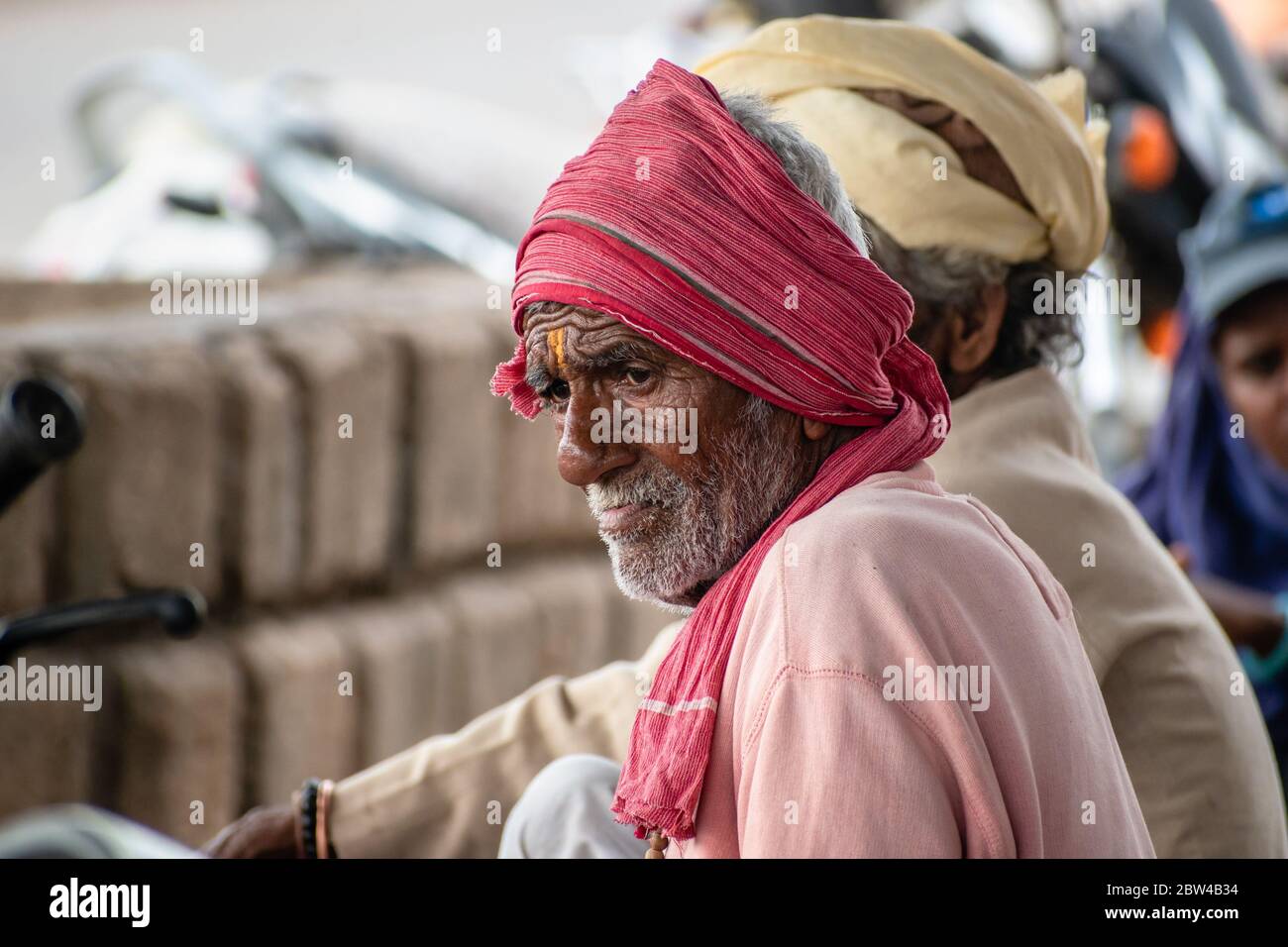 Somnath, Gujarat, Indien - Dezember 2018: Ehrliches Porträt eines älteren Indianers mit einem nachdenklichen Ausdruck im Gesicht. Stockfoto