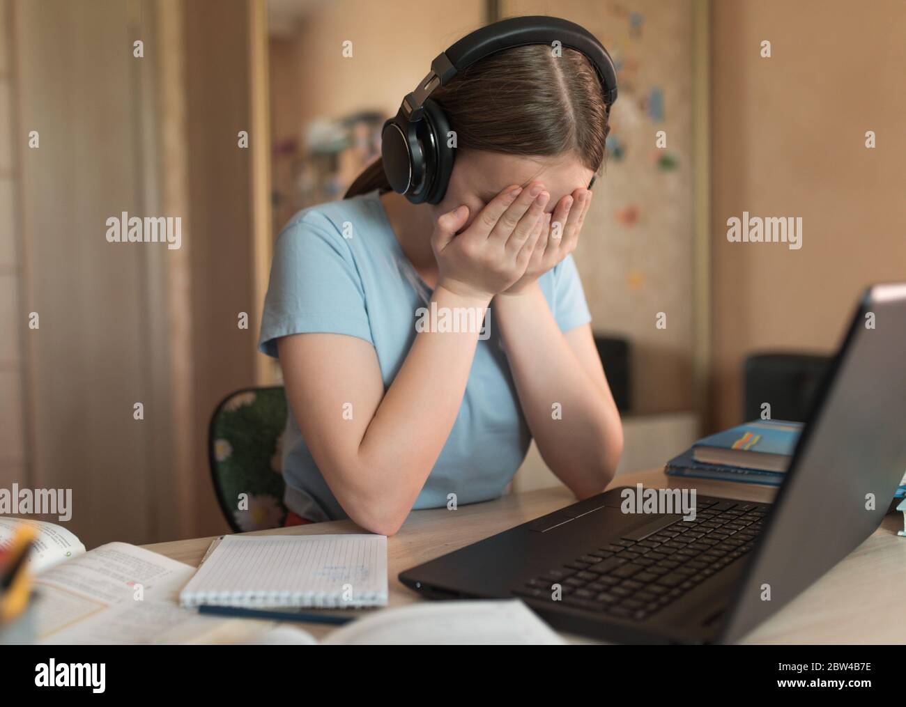 Teen Mädchen weint aufgeregt, schlechte Teststunde, elektronische Bildung zu Hause, Laptop Video-Kopfhörer, Remote-Videokonferenz im Internet. Schule Stockfoto
