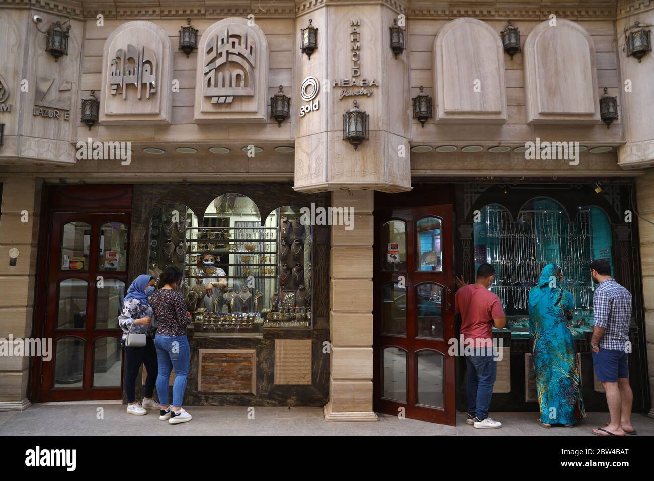 (200529) -- KAIRO, 29. Mai 2020 (Xinhua) -- Kunden suchen Schmuck in Schmuckgeschäften in Kairo, Ägypten, am 22. Mai 2020. Der Ausbruch der COVID-19 habe direkte negative Auswirkungen auf den Goldmarkt in Ägypten, der eine Rezession erlebt hat, sagte ein ägyptischer Wirtschaftsbeamter. "Seit dem Erscheinen des neuartigen Coronavirus in Ägypten leidet der Goldmarkt unter einer massiven Rezession und die Verkäufe sind um mehr als 80 Prozent gesunken", sagte Nady Naguib, Sekretär der Gold Division der Handelskammer von Kairo, gegenüber Xinhua. ZU 'Spotlight: COVID-19 Outbreak trifft Ägyptens Goldmarkt Witz Stockfoto