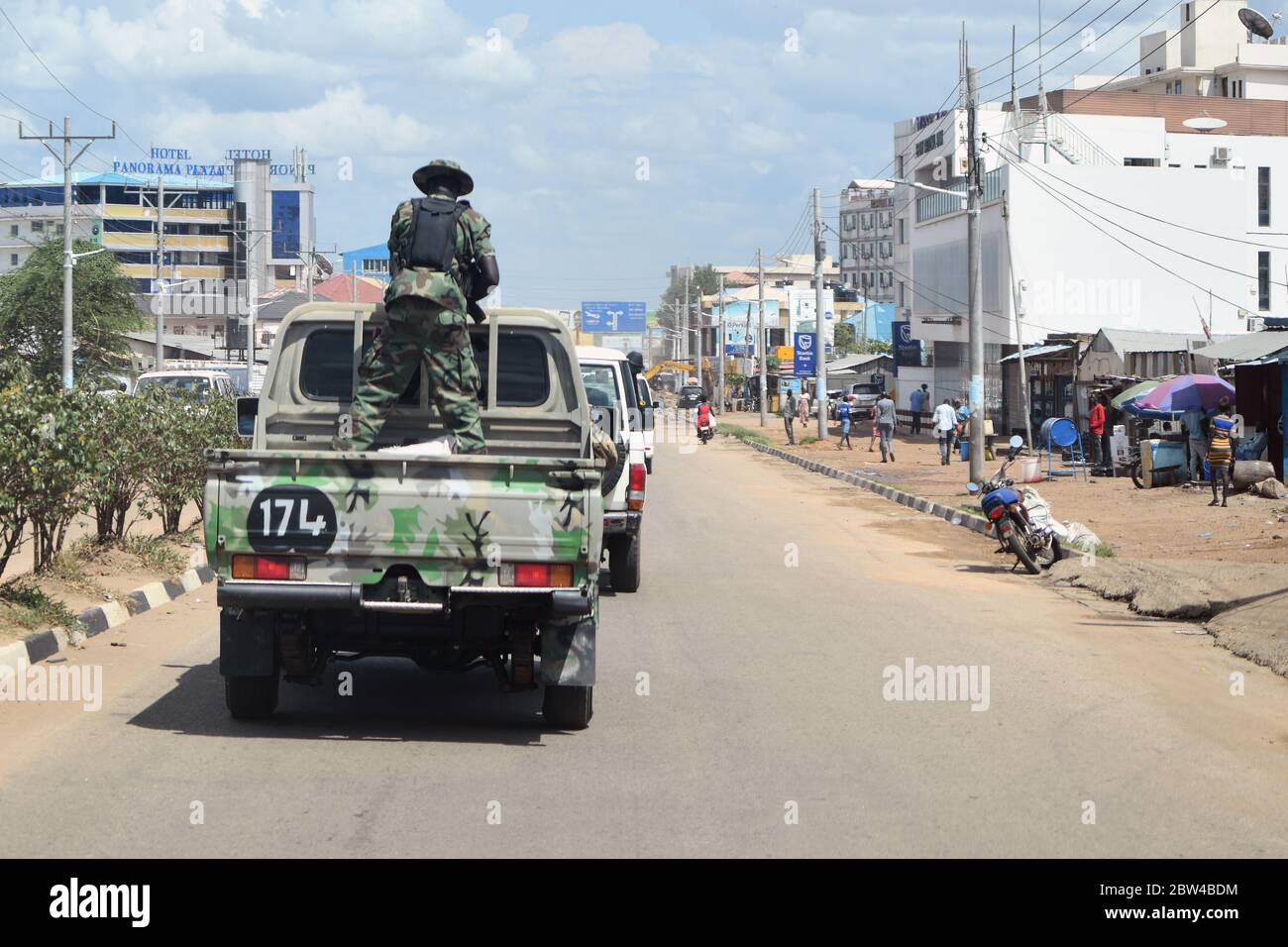 Ein militärischer Pickup-Truck fährt mit einem Soldaten auf der Ladeplattform durch die Straßen der südsudanesischen Hauptstadt Juba, aufgenommen am 14.12.2019. Foto: Matthias Todt/dpa-Zentralbild/ZB/Picture Alliance weltweit Stockfoto