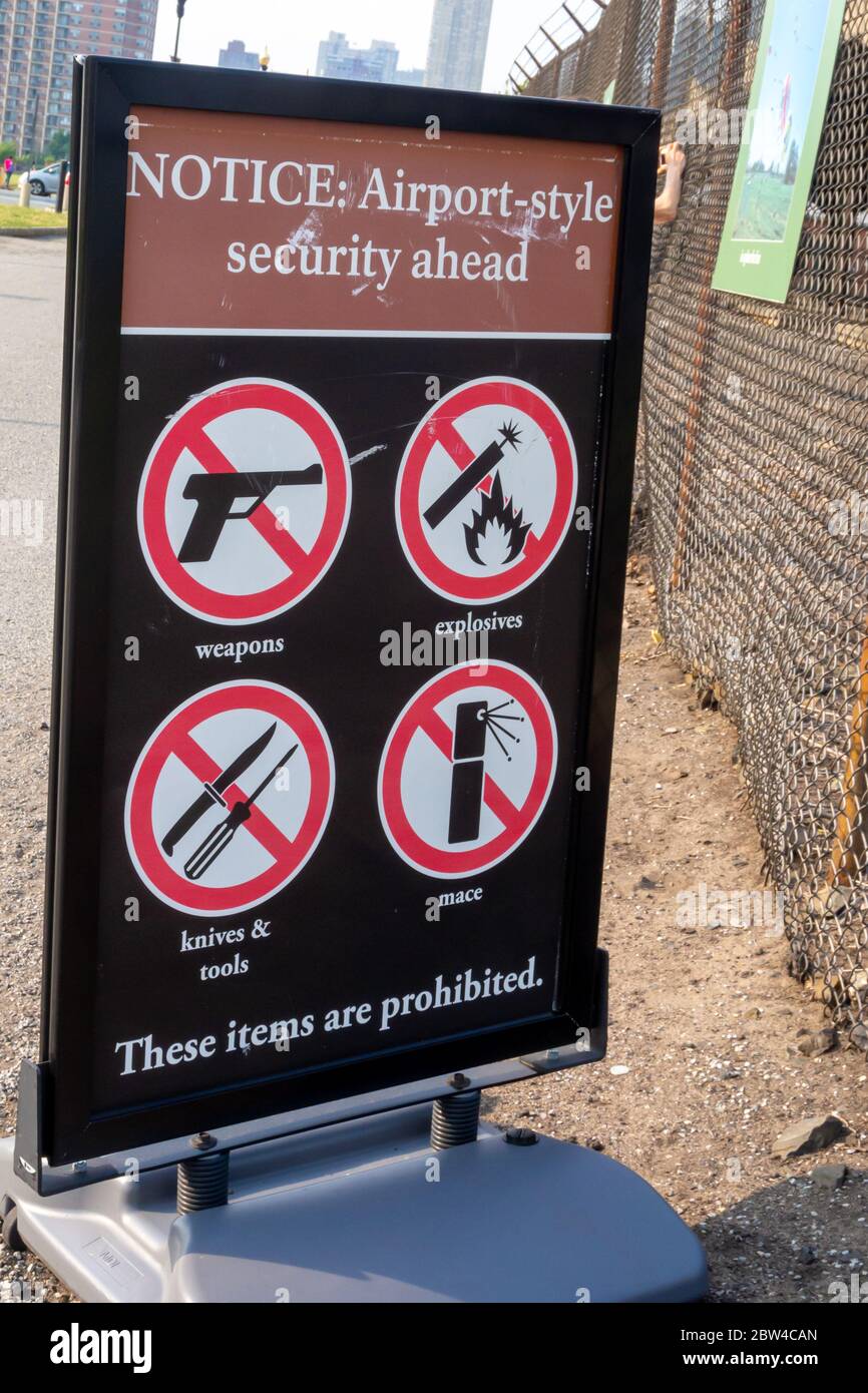 Warnschild für die Sicherheitskontrolle im Liberty State Park, New Jersey USA Stockfoto Warnschild für die Sicherheitskontrolle im Liberty State Park, New Jersey USA Stockfoto