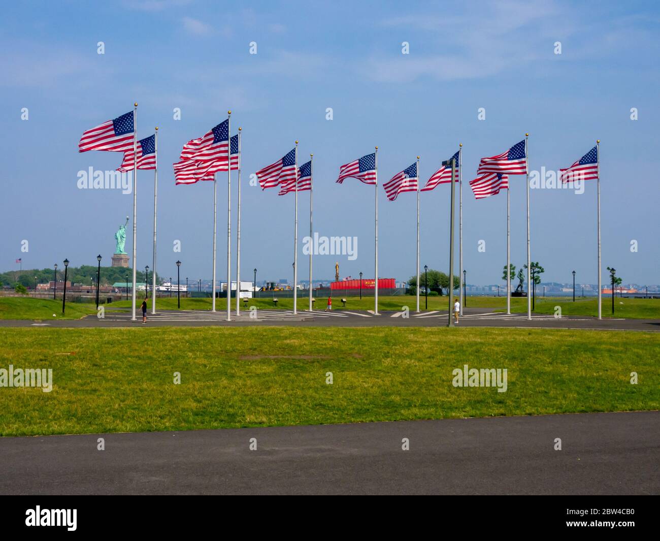 Blick auf die Freiheitsstatue in Amerika vom Liberty State Park Jersey City New Jersey hinter amerikanischen Flaggen Stockfoto