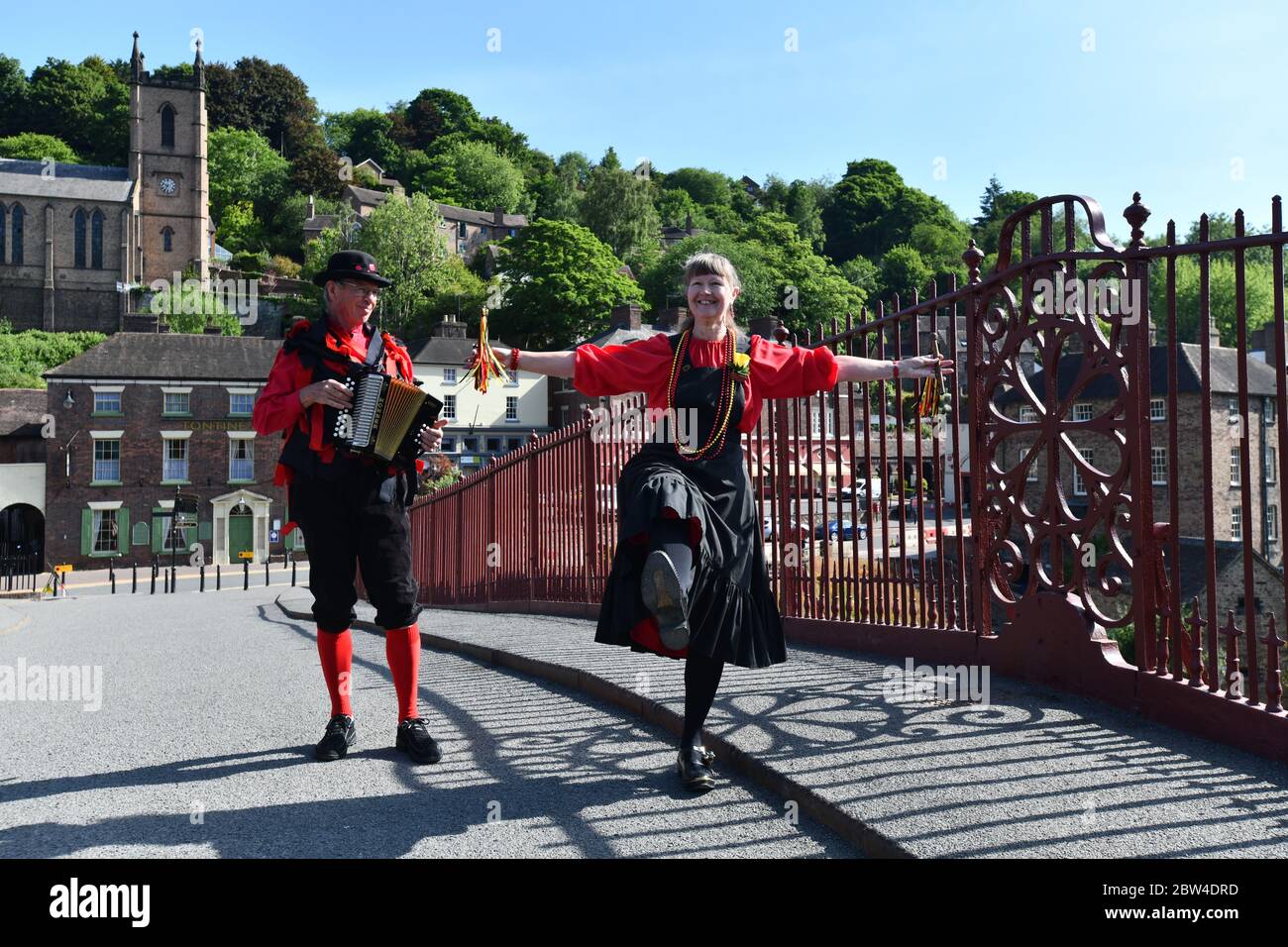 Ironbridge Großbritannien 29. Mai 2020 Ironbridge Morris die Tänzer Pat und John Parnell sind heute aus der Isolation gekommen, um auf der weltberühmten Iron Bridge in der Nähe ihres Hauses zu tanzen.das Paar ist Mitglieder der Ironmen & Severn Gilders Tanzgruppe und nimmt an einem "virtuellen Tanzevent" und Massenvideo von Teil North West Morris nannte "die Feier" als Teil einer Morris-Teilnahme-Veranstaltung, die unter Lockdown und sozialer Distanz durchgeführt werden kann. Stockfoto