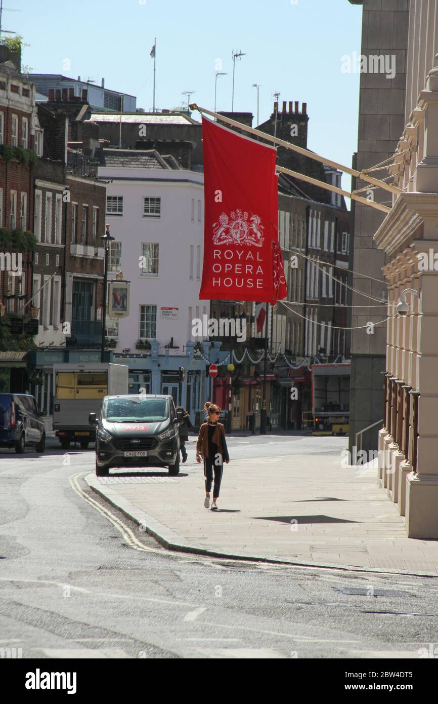 London, Großbritannien - 29. Mai 2020: Ein Spaziergang durch das Royal Opera House in Covent Garden. Die Straßen in London waren am letzten Werktag vor den neuen Sperrregeln praktisch leer. Am Donnerstag kündigte der Premierminister an, dass Gruppen von bis zu sechs Personen ab Montag im Freien in England zusammenkommen könnten, was die 10 Wochen lange Blockierung weiter lockert. Foto: David Mbiyu/ Alamy News Live Stockfoto