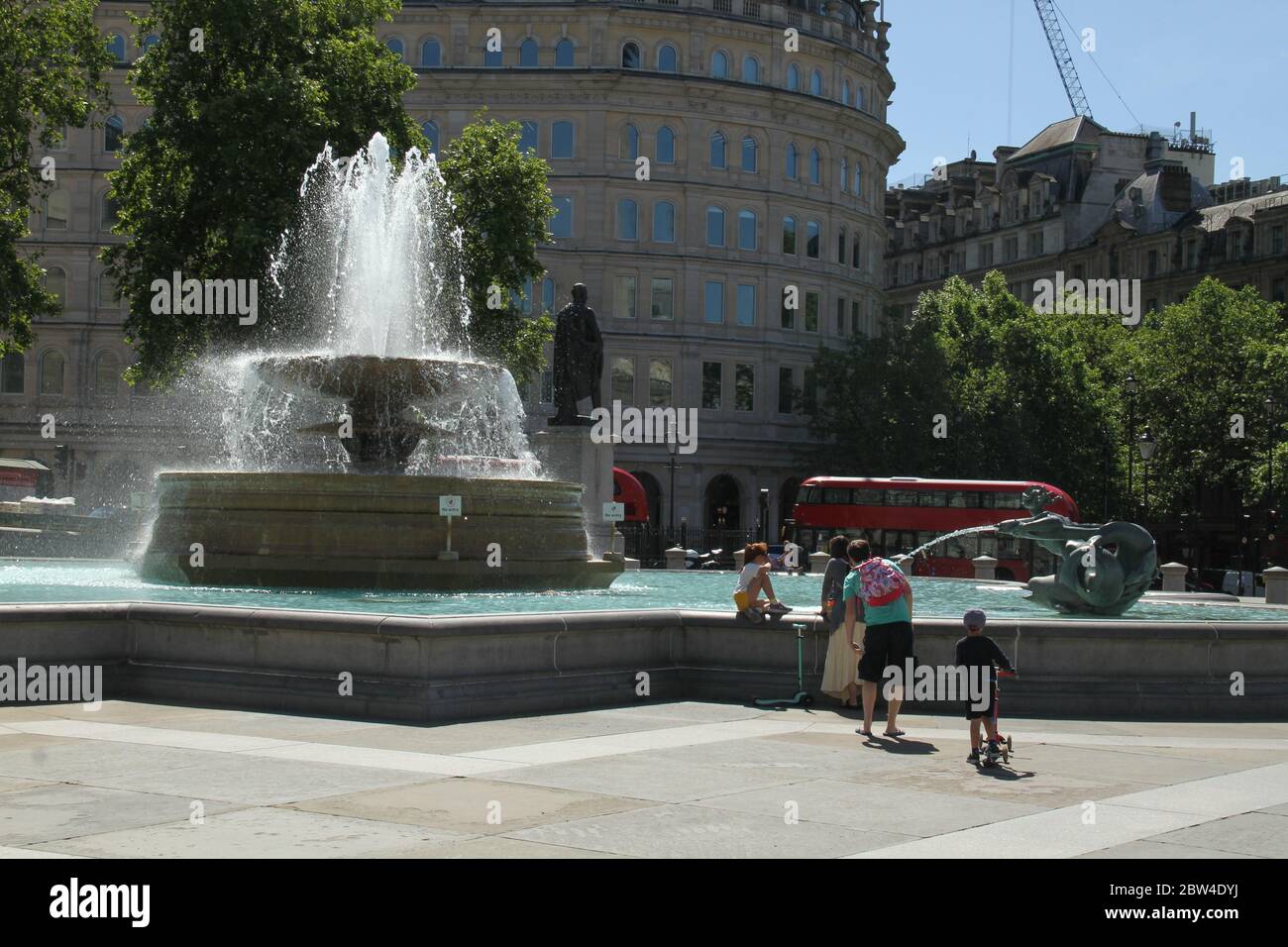 London, Großbritannien - 29. Mai 2020: Die Menschen genießen das heiße Wetter am Traflgar Square, der am letzten Wochentag vor den neuen Sperrregeln so leer war wie die Straßen in London. Am Donnerstag kündigte der Premierminister an, dass Gruppen von bis zu sechs Personen ab Montag im Freien in England zusammenkommen könnten, was die 10 Wochen lange Blockierung weiter lockert. Foto: David Mbiyu/ Alamy News Live Stockfoto