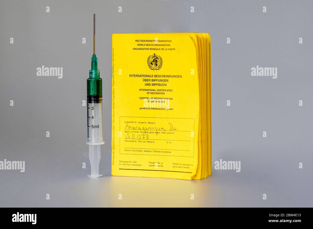 Nürnberg, Deutschland. Mai 2020. Impfbuch mit Spritze (Model Release) Quelle: dpa/Alamy Live News Stockfoto
