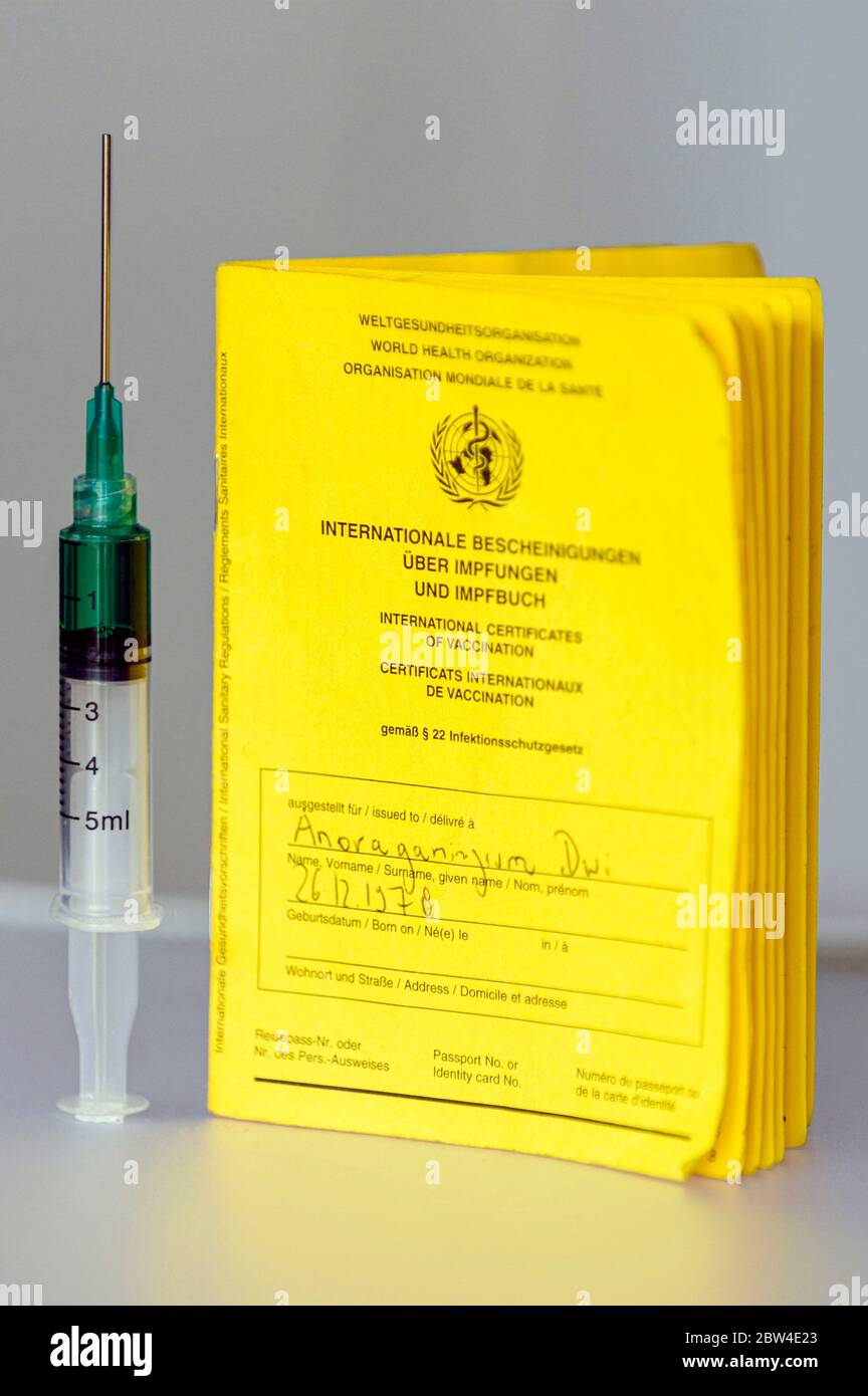 Nürnberg, Deutschland. Mai 2020. Impfbuch mit Spritze (Model Release) Quelle: dpa/Alamy Live News Stockfoto