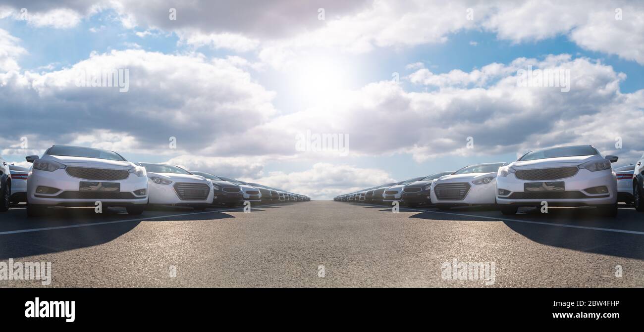 Autos in einer Reihe. Verkauf von Gebrauchtwagen Stockfoto