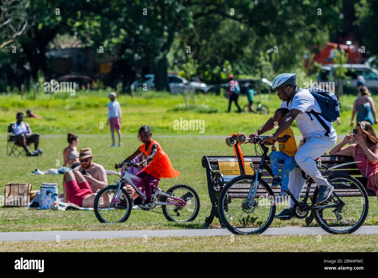 London, Großbritannien. Mai 2020. Die Menschen genießen die Sonne auf Clapham Common, nachdem die Regierung die Beschränkungen gelockert und den Menschen erlaubt hat, sich zu treffen - Lambeth Council hat die Schilder ersetzt, die sagen, wachsam zu bleiben und den Menschen zu erlauben, auf Bänken zu sitzen. Die Lockerung der "Lockdown" geht weiter für den Ausbruch des Coronavirus (Covid 19) in London. Kredit: Guy Bell/Alamy Live News Stockfoto